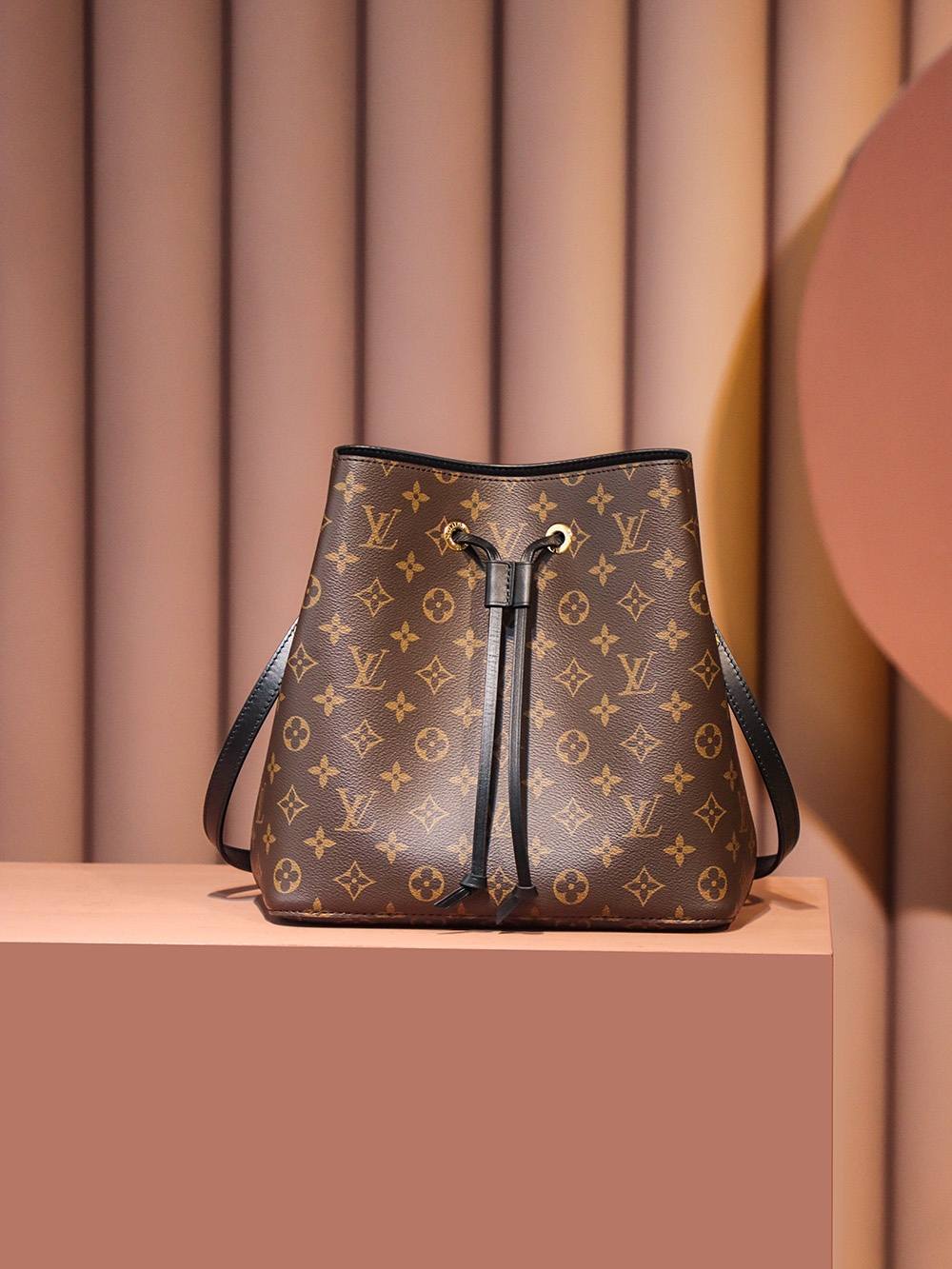 Ellebag’s Expert Replication: Louis Vuitton NeoNoe Bucket Bag in Black (M44020) Monogram-Tulaga sili ona lelei Fake Louis Vuitton Bag Faleoloa i luga ole laiga, Replica designer bag ru