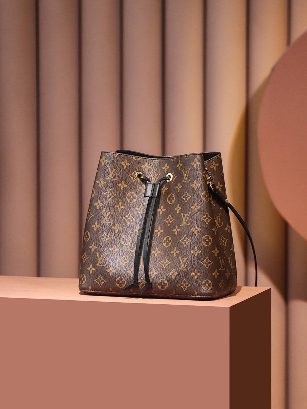 Ellebag’s Expert Replication: Louis Vuitton NeoNoe Bucket Bag in Black (M44020) Monogram-Magazin online de geanți Louis Vuitton fals de cea mai bună calitate, geantă de designer replica ru