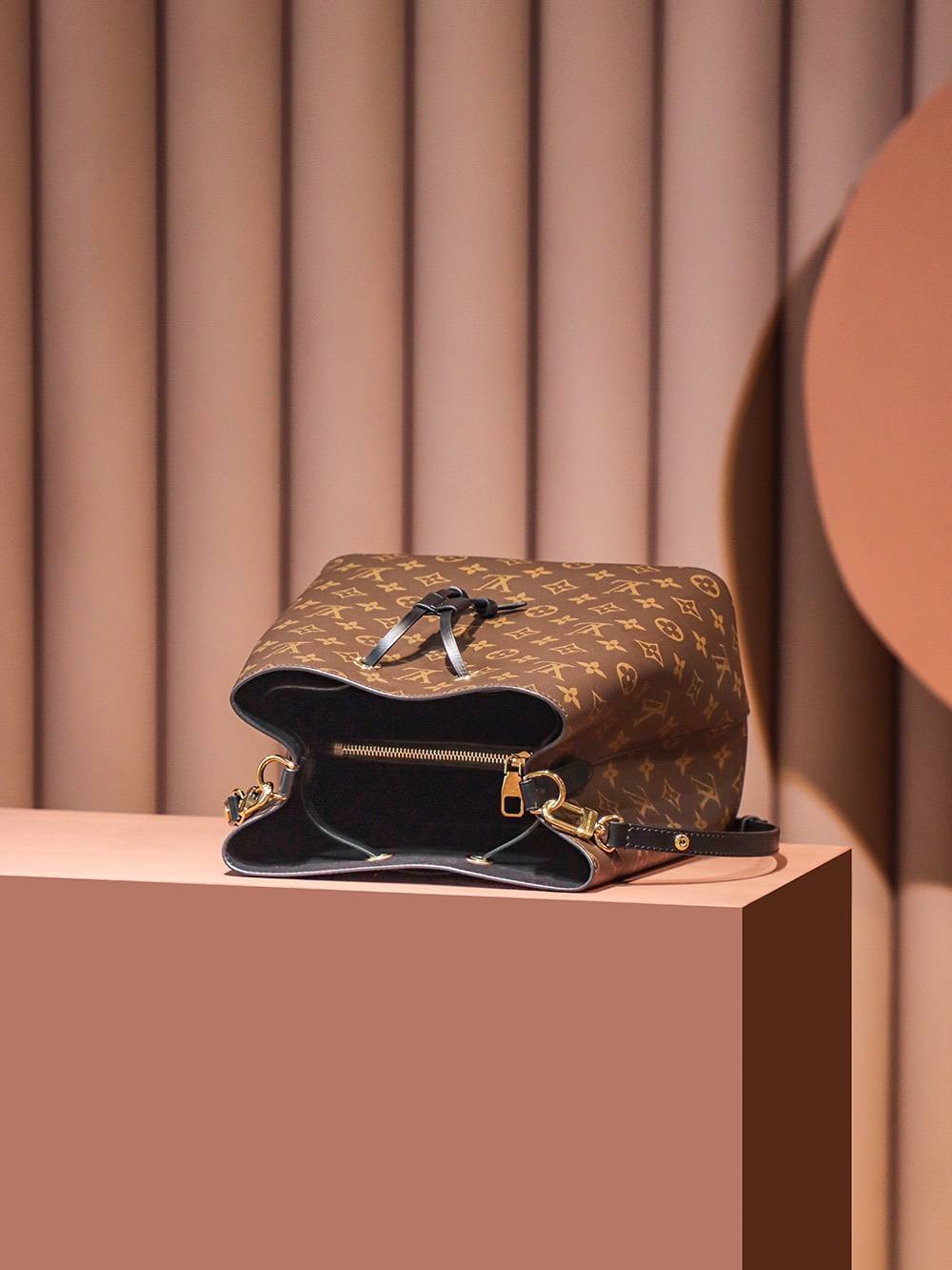 Ellebag’s Expert Replication: Louis Vuitton NeoNoe Bucket Bag in Black (M44020) Monogram-Magazin online de geanți Louis Vuitton fals de cea mai bună calitate, geantă de designer replica ru