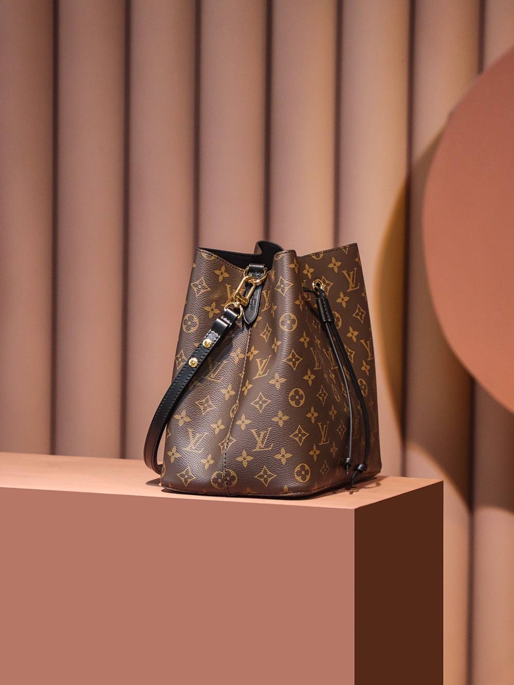 Ellebag’s Expert Replication: Louis Vuitton NeoNoe Bucket Bag in Black (M44020) Monogram-Beste kwaliteit nep Louis Vuitton tas online winkel, replica designer tas ru