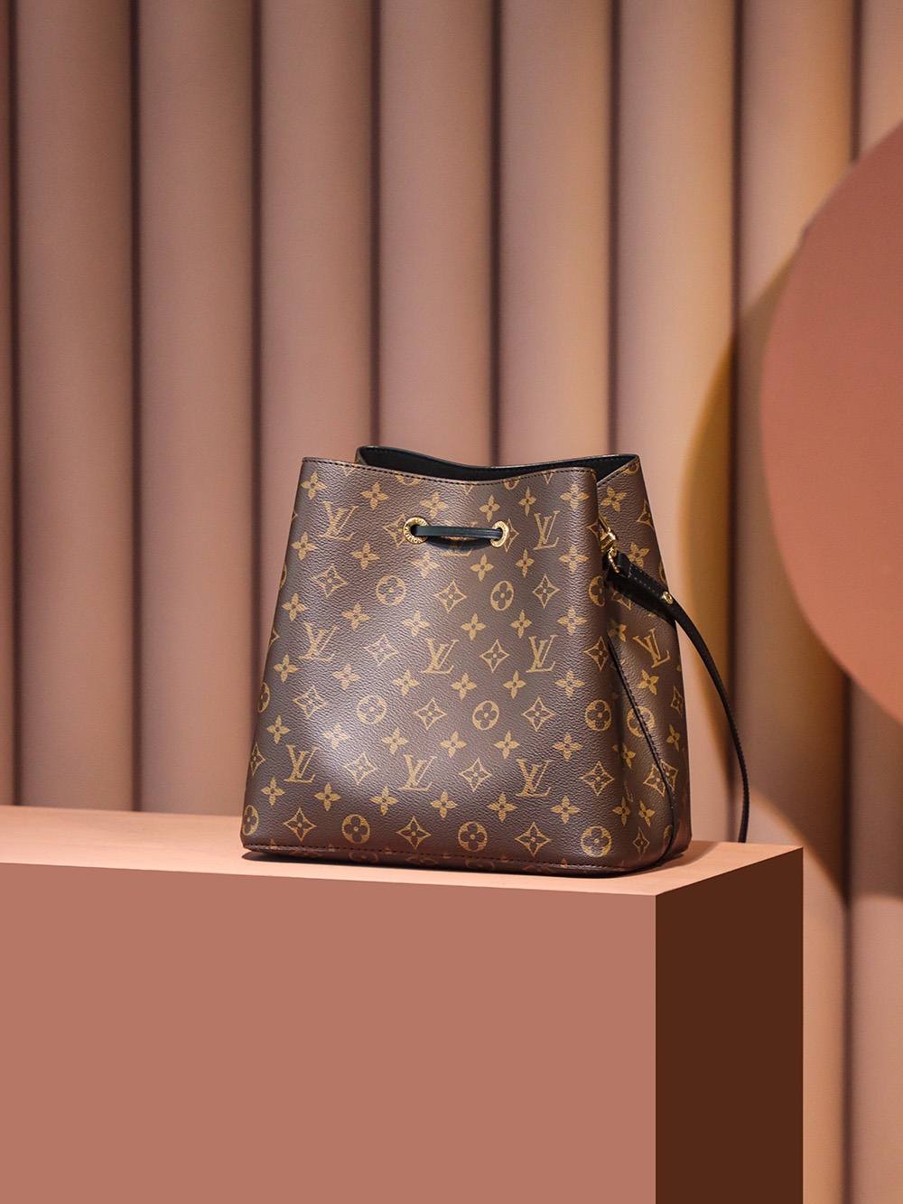 Ellebag’s Expert Replication: Louis Vuitton NeoNoe Bucket Bag in Black (M44020) Monogram-بهترين معيار جي جعلي لوئس ويٽون بيگ آن لائين اسٽور، ريپليڪا ڊيزائنر بيگ ru