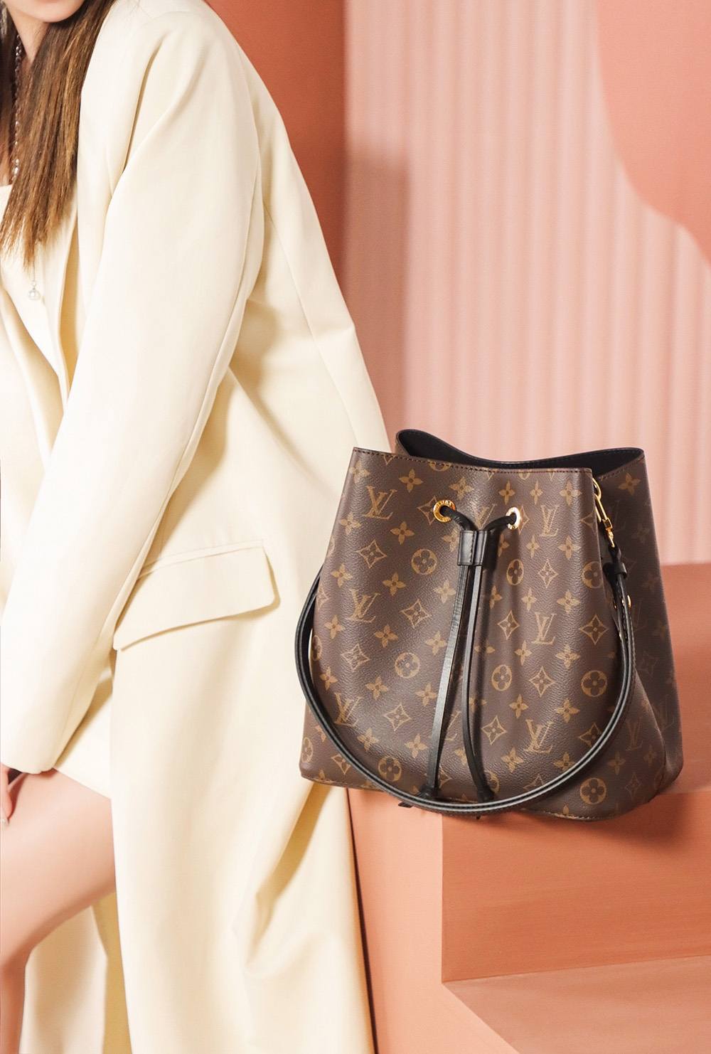 Ellebag’s Expert Replication: Louis Vuitton NeoNoe Bucket Bag in Black (M44020) Monogram-Tulaga sili ona lelei Fake Louis Vuitton Bag Faleoloa i luga ole laiga, Replica designer bag ru