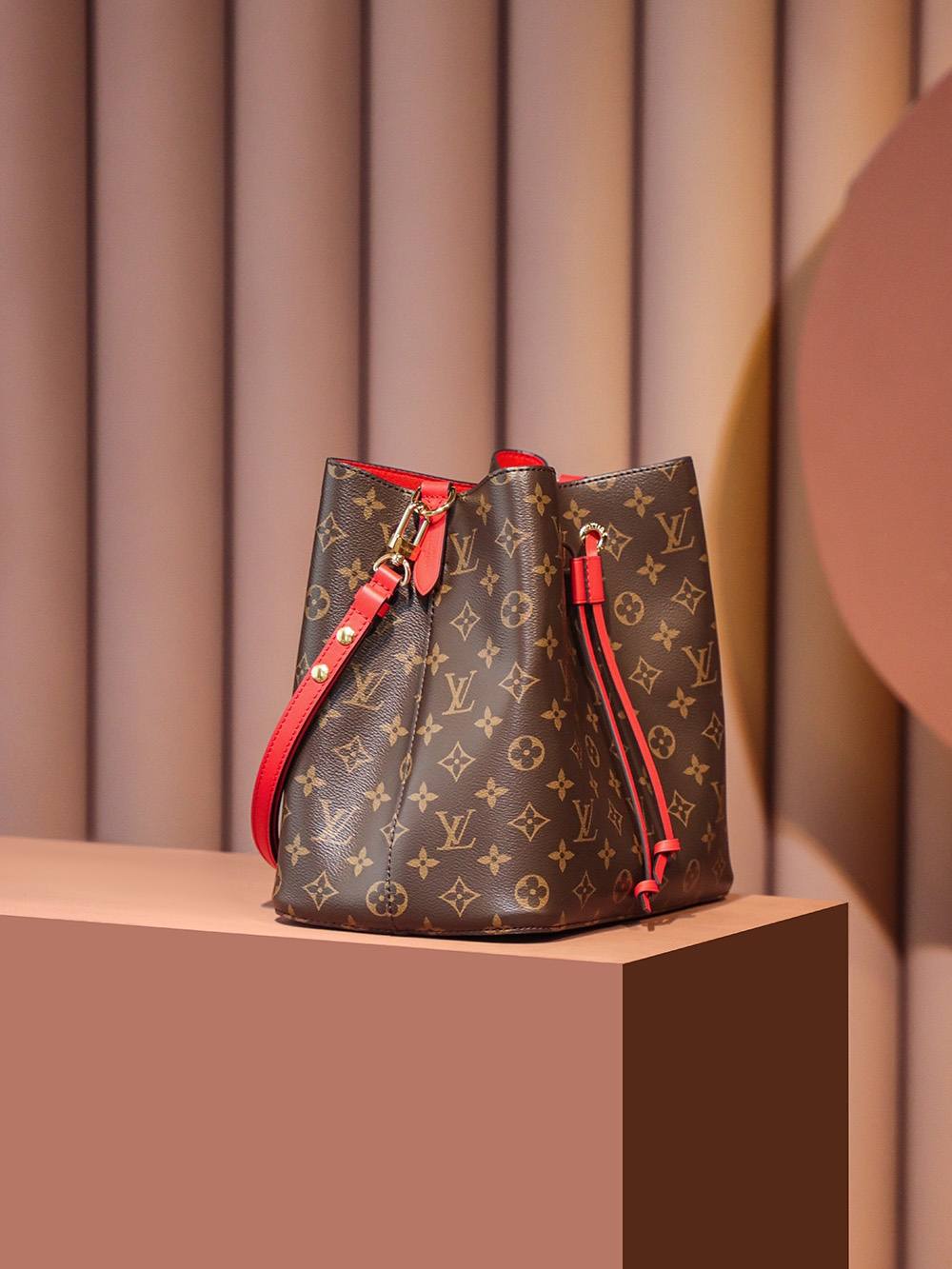 Ellebag’s Expert Replication: Louis Vuitton NeoNoe Bucket Bag in Red (M44021) Monogram-בעסטער קוואַליטעט שווינדל לוי ווויטטאָן באַג אָנליין קראָם, רעפּליקע דיזיינער זעקל רו