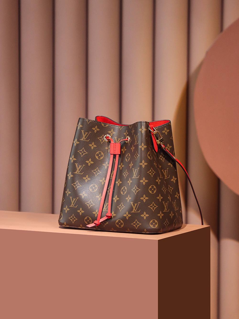 Ellebag’s Expert Replication: Louis Vuitton NeoNoe Bucket Bag in Red (M44021) Monogram-En İyi Kalite Sahte Louis Vuitton Çanta Online Mağazası, Çoğaltma tasarımcı çanta ru