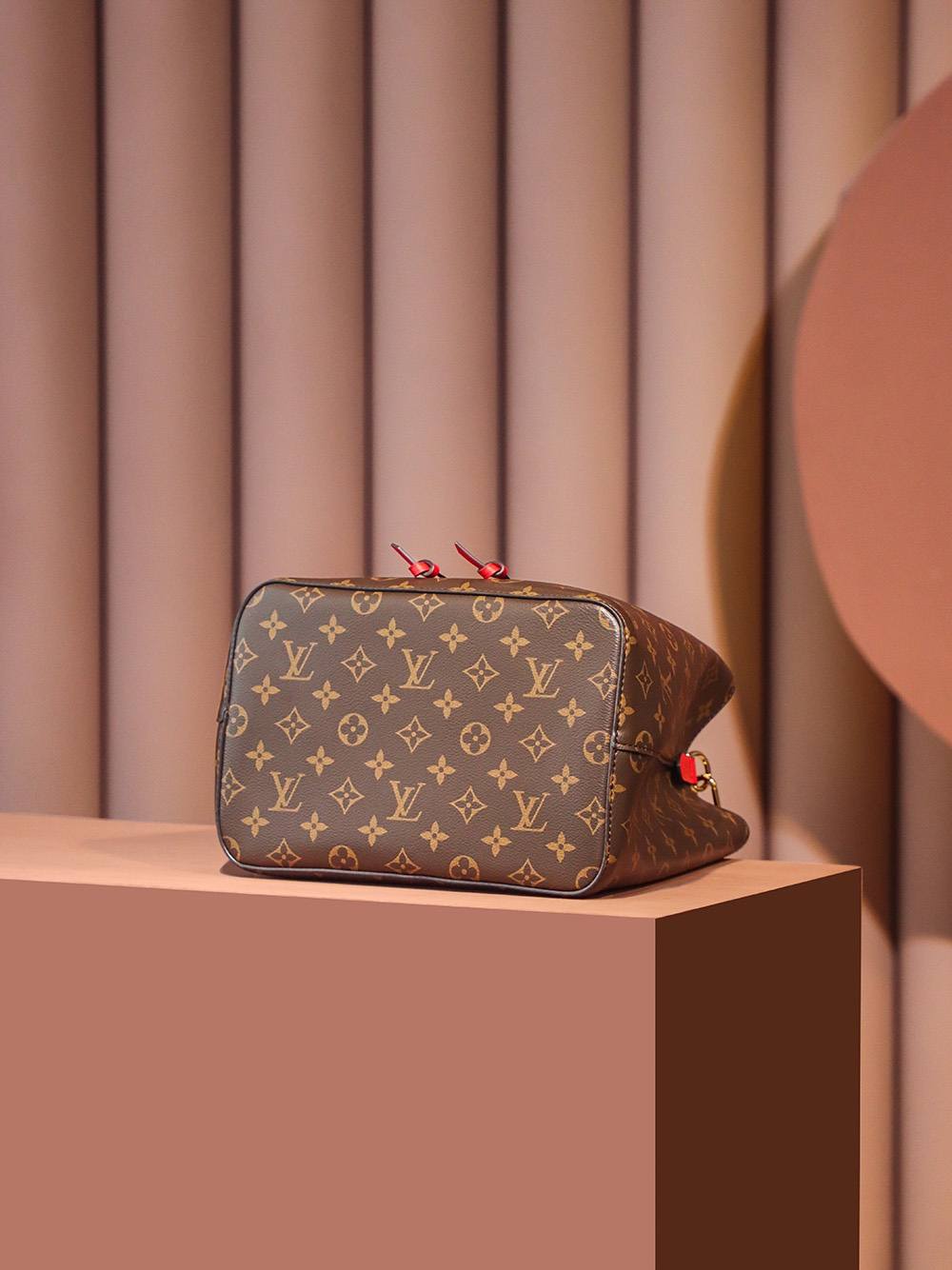 Ellebag’s Expert Replication: Louis Vuitton NeoNoe Bucket Bag in Red (M44021) Monogram-Best Quality Fake Louis Vuitton Bag Online Store, Replica designer bag ru