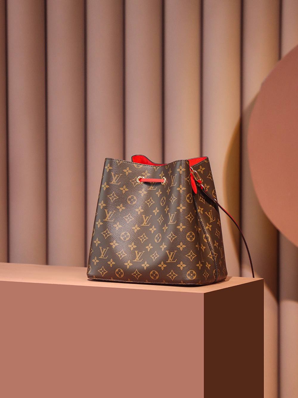 Ellebag’s Expert Replication: Louis Vuitton NeoNoe Bucket Bag in Red (M44021) Monogram-בעסטער קוואַליטעט שווינדל לוי ווויטטאָן באַג אָנליין קראָם, רעפּליקע דיזיינער זעקל רו