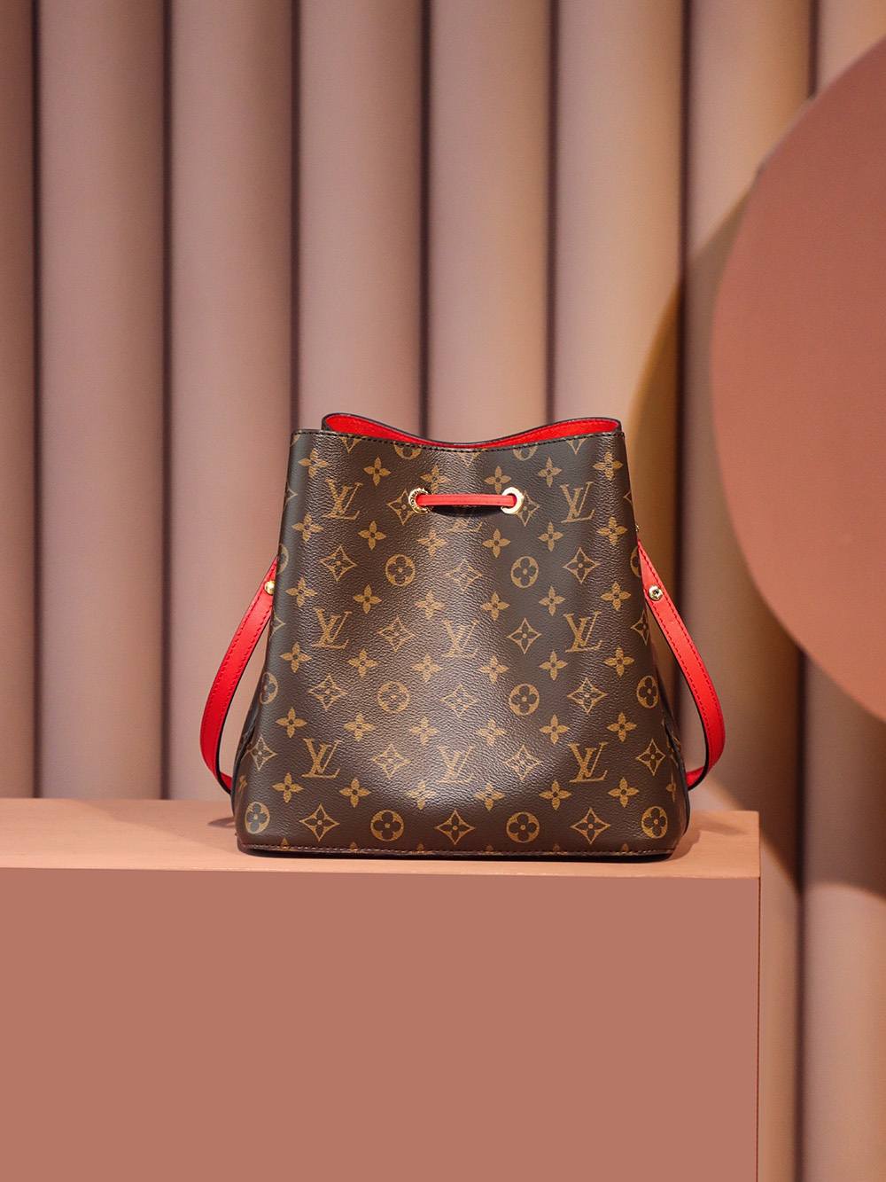 Ellebag’s Expert Replication: Louis Vuitton NeoNoe Bucket Bag in Red (M44021) Monogram-उत्तम गुणवत्ता नकली लुई Vuitton बैग ऑनलाइन स्टोर, प्रतिकृति डिजाइनर बैग ru