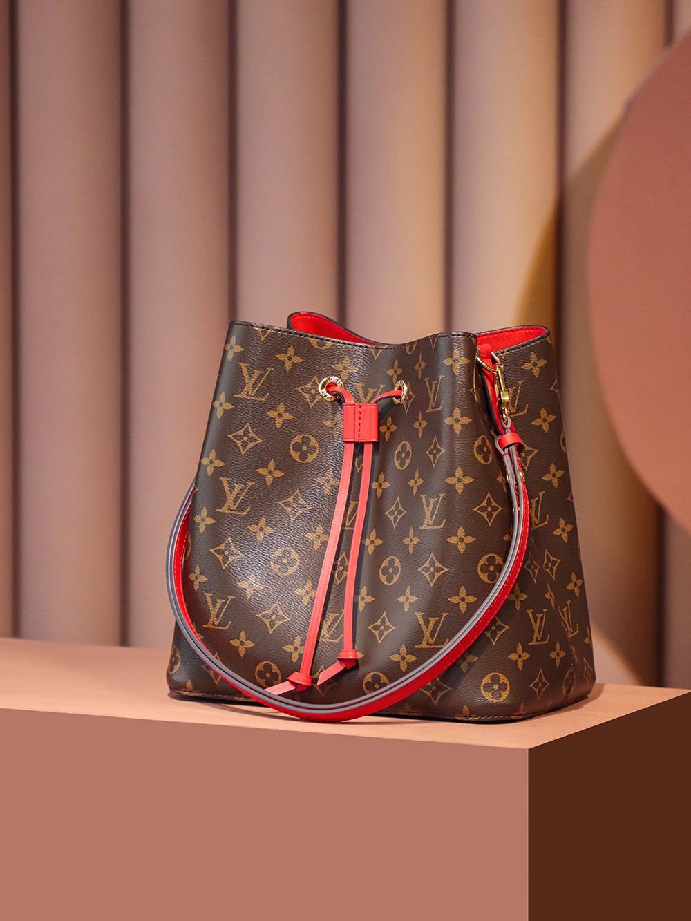 Ellebag’s Expert Replication: Louis Vuitton NeoNoe Bucket Bag in Red (M44021) Monogram-בעסטער קוואַליטעט שווינדל לוי ווויטטאָן באַג אָנליין קראָם, רעפּליקע דיזיינער זעקל רו