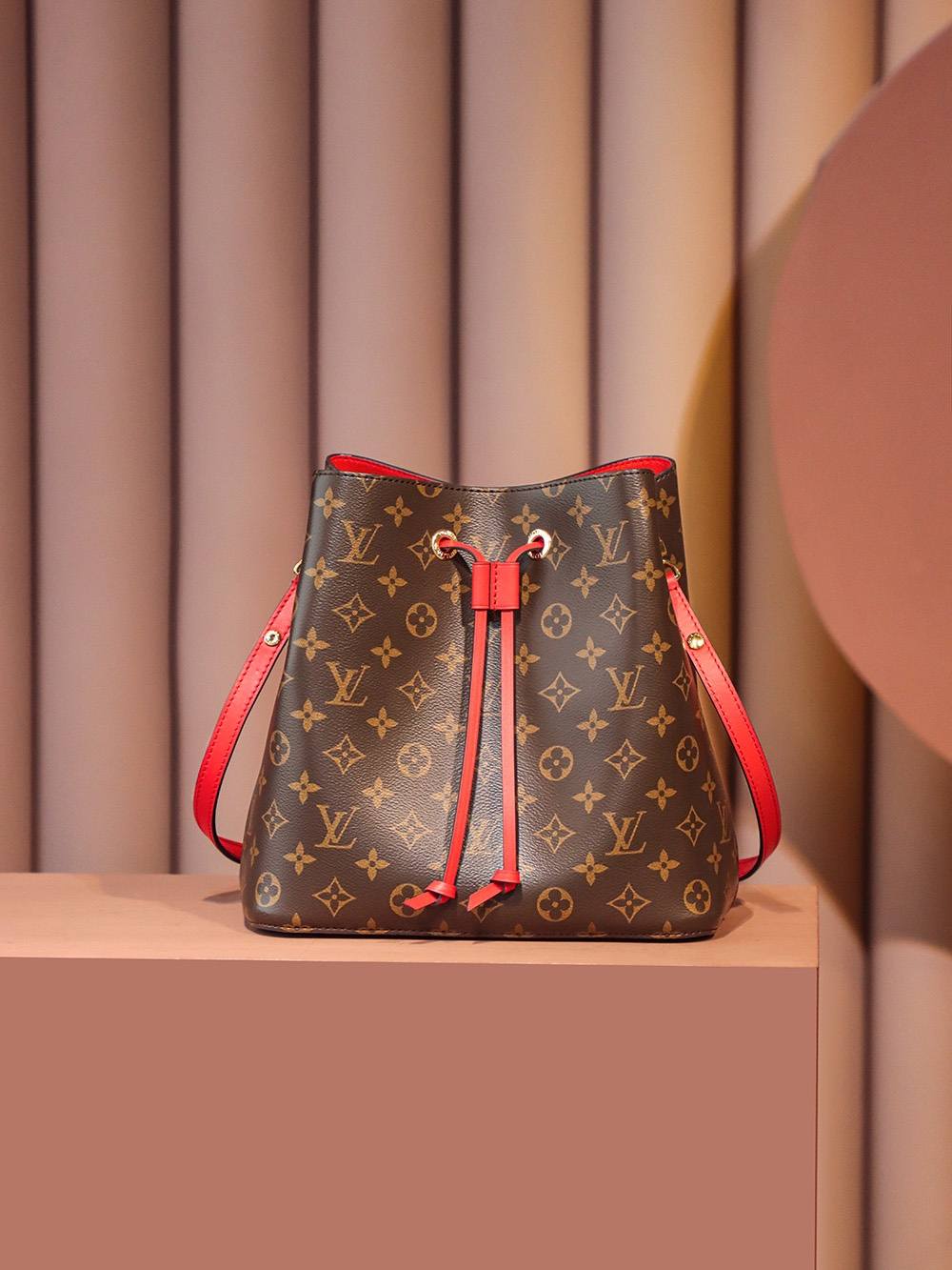 Ellebag’s Expert Replication: Louis Vuitton NeoNoe Bucket Bag in Red (M44021) Monogram-Pangalusna kualitas palsu Louis Vuitton Kantong Toko Online, Replica desainer kantong ru