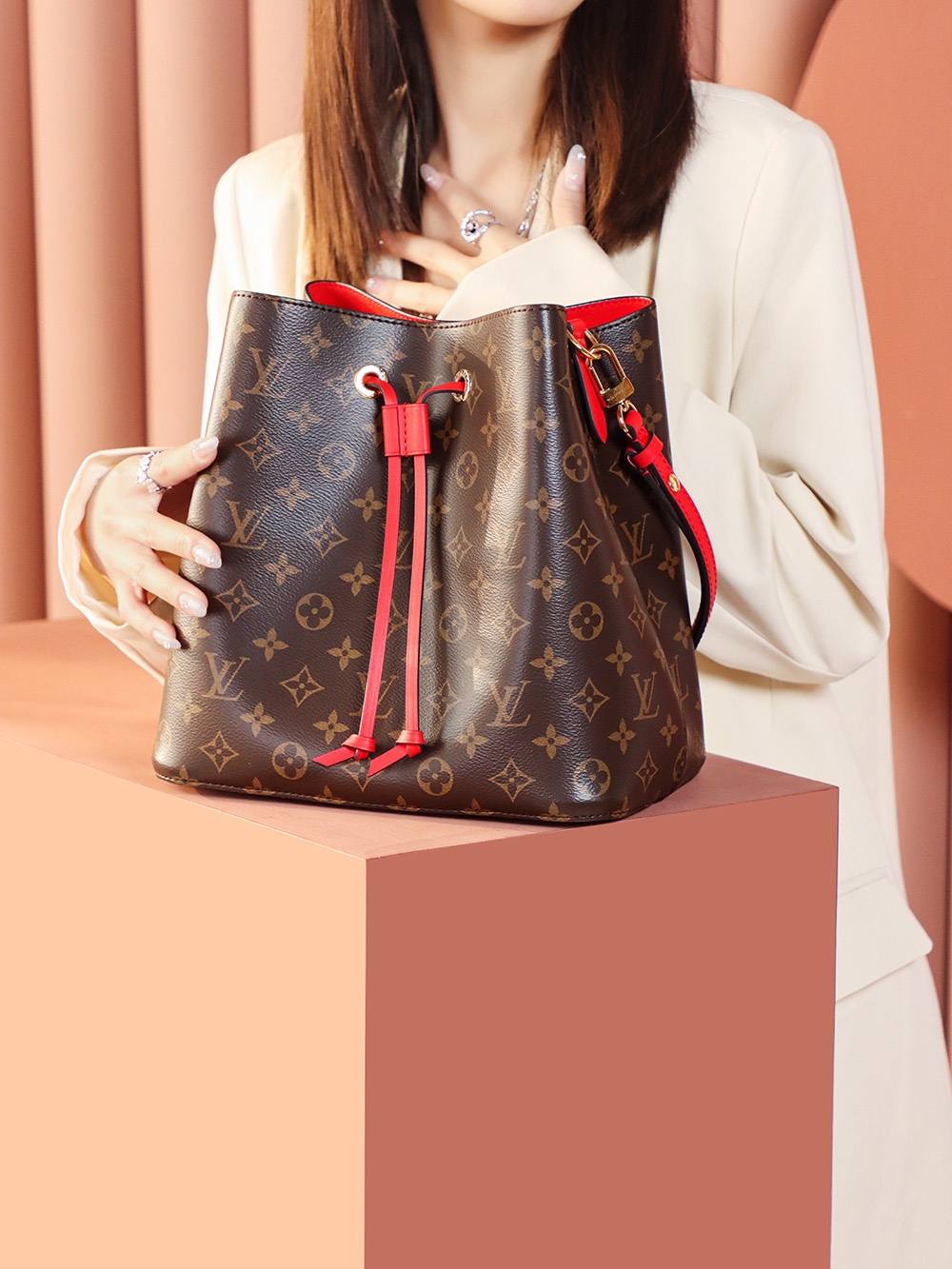 Ellebag’s Expert Replication: Louis Vuitton NeoNoe Bucket Bag in Red (M44021) Monogram-Best Quality adịgboroja Louis vuitton akpa Online Store, oyiri mmebe akpa ru