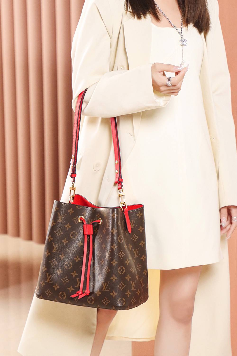 Ellebag’s Expert Replication: Louis Vuitton NeoNoe Bucket Bag in Red (M44021) Monogram-בעסטער קוואַליטעט שווינדל לוי ווויטטאָן באַג אָנליין קראָם, רעפּליקע דיזיינער זעקל רו