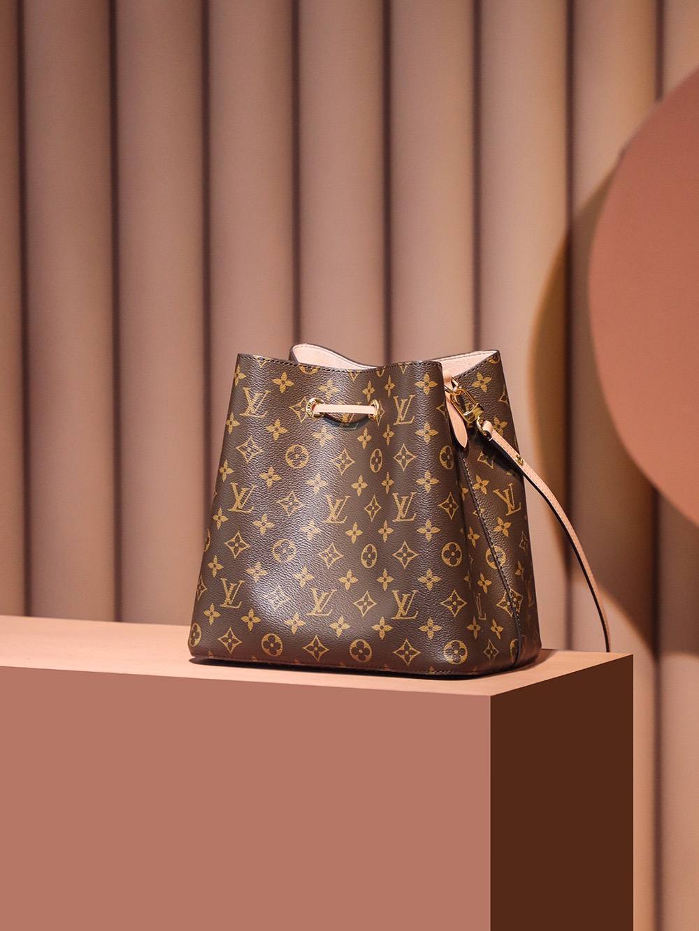 Ellebag’s Expert Replication: Louis Vuitton NeoNoe Bucket Bag in Cherry Blossom Pink (M44022)-Best Quality Fake Louis Vuitton Bag Online Store, Replica designer bag ru