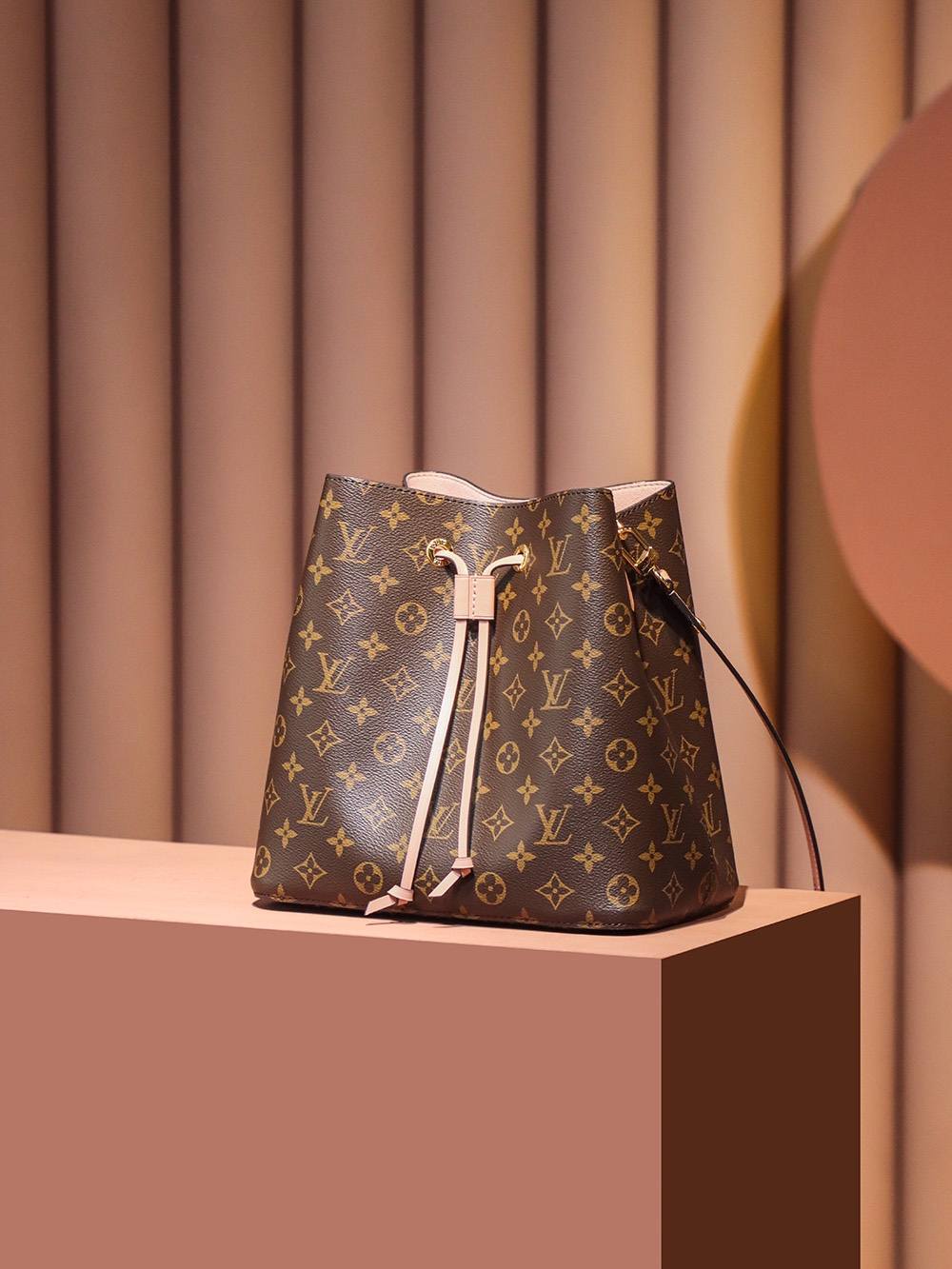 Ellebag’s Expert Replication: Louis Vuitton NeoNoe Bucket Bag in Cherry Blossom Pink (M44022)-Negoziu in linea di borse Louis Vuitton falsi di migliore qualità, borsa di design di replica ru