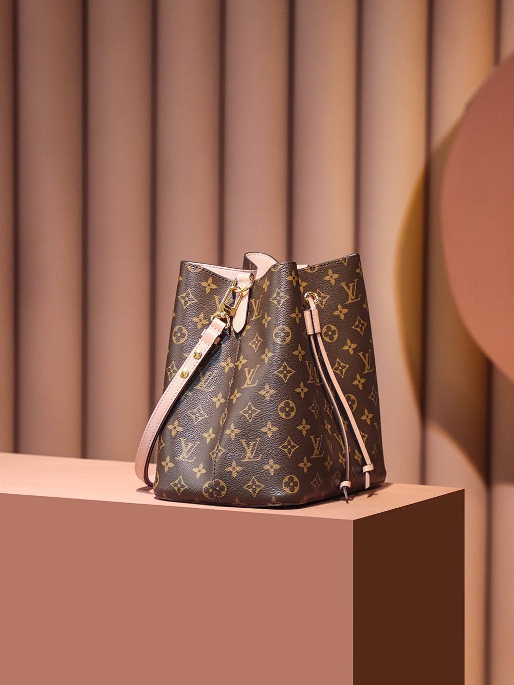 Ellebag’s Expert Replication: Louis Vuitton NeoNoe Bucket Bag in Cherry Blossom Pink (M44022)-Negoziu in linea di borse Louis Vuitton falsi di migliore qualità, borsa di design di replica ru