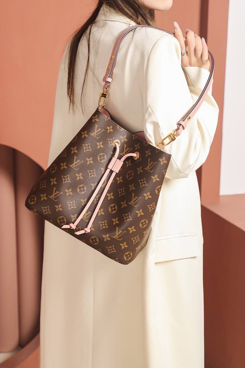 Ellebag’s Expert Replication: Louis Vuitton NeoNoe Bucket Bag in Cherry Blossom Pink (M44022)-Negoziu in linea di borse Louis Vuitton falsi di migliore qualità, borsa di design di replica ru