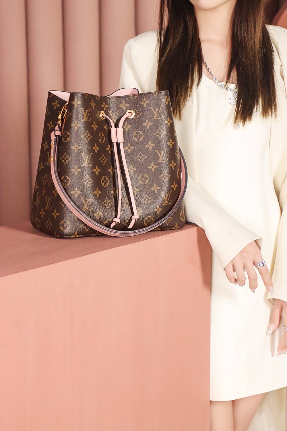 Ellebag’s Expert Replication: Louis Vuitton NeoNoe Bucket Bag in Cherry Blossom Pink (M44022)-Beste Qualität gefälschte Louis Vuitton-Taschen Online-Shop, Replik-Designer-Tasche ru