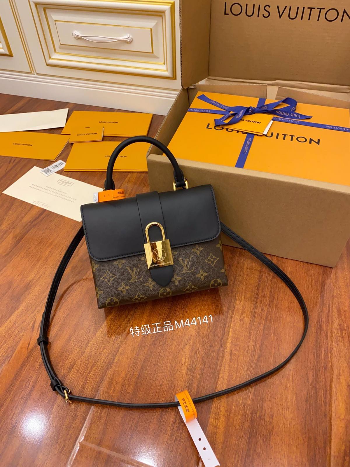 Ellebag’s Expert Replication: Louis Vuitton Locky BB Handbag in Black (M44141)-Tayada ugu Fiican ee Louis Vuitton Boorsada Online Store, Bac naqshadeeye nuqul ah