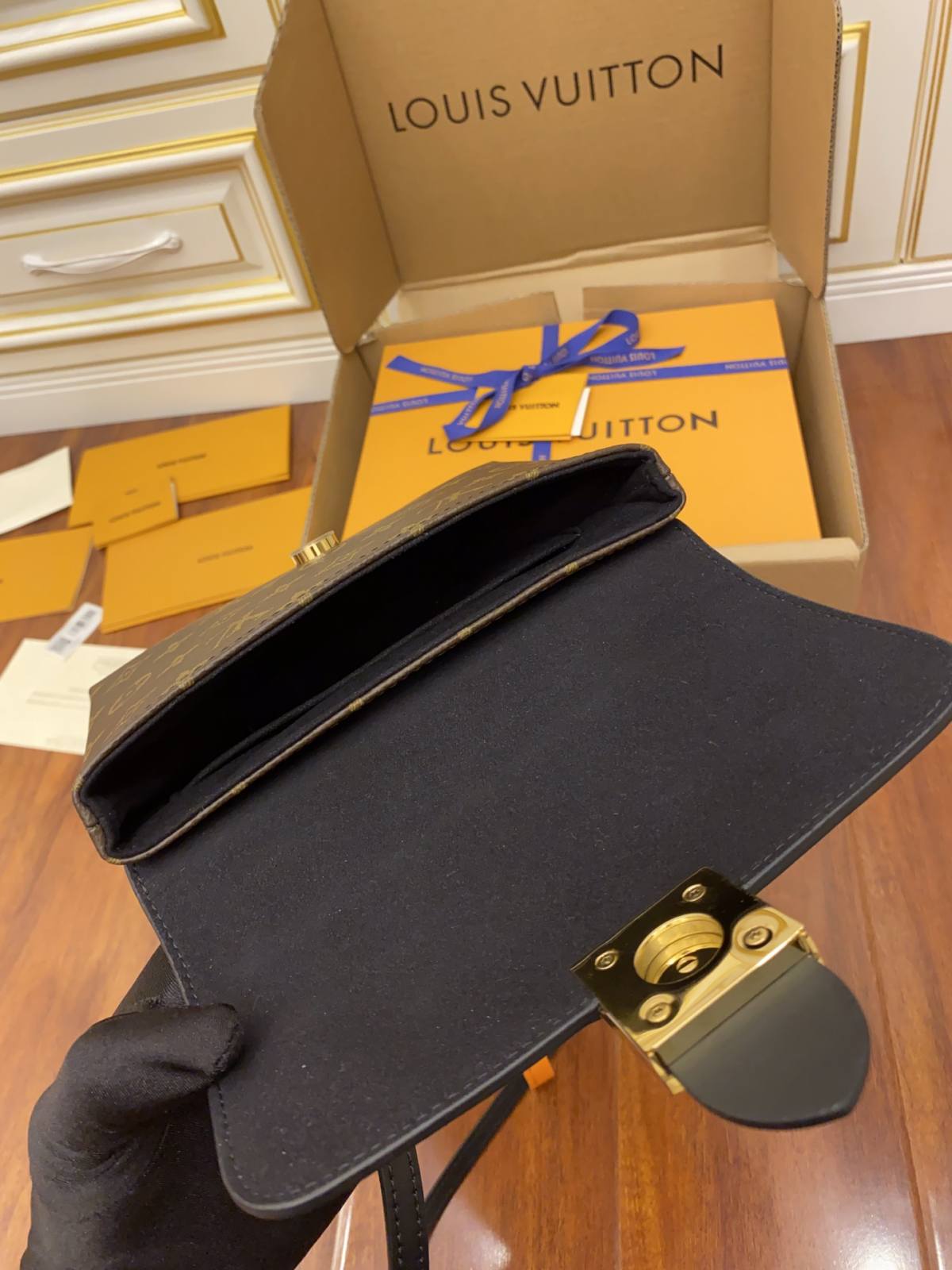 Ellebag’s Expert Replication: Louis Vuitton Locky BB Handbag in Black (M44141)-Bescht Qualitéit Fake Louis Vuitton Bag Online Store, Replica Designer Bag ru