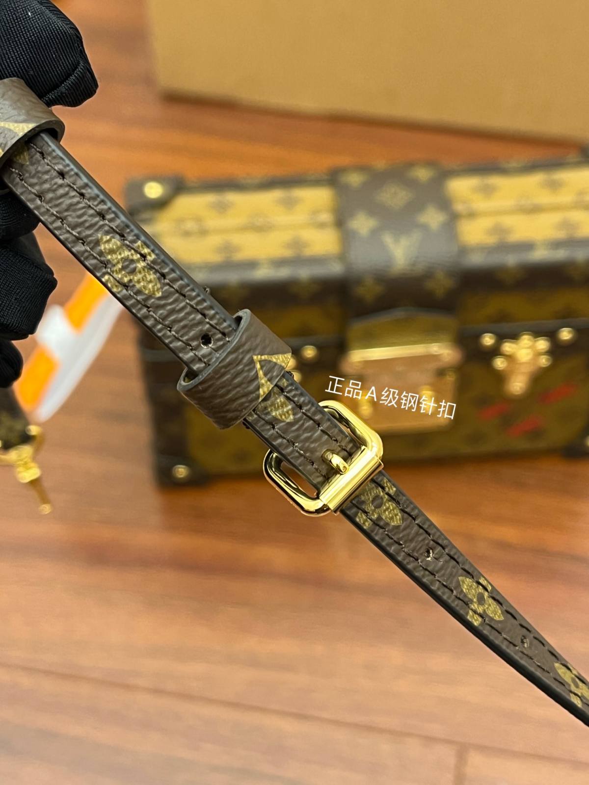 Ellebag’s Expert Replication: Louis Vuitton Classic Soft Trunk Bag (M44154) in Monogram Reverse Canvas-Umgangatho ogqwesileyo woMgangatho weFake weLouis Vuitton kwiVenkile ye-Intanethi, ibhegi yomyili weReplica ru