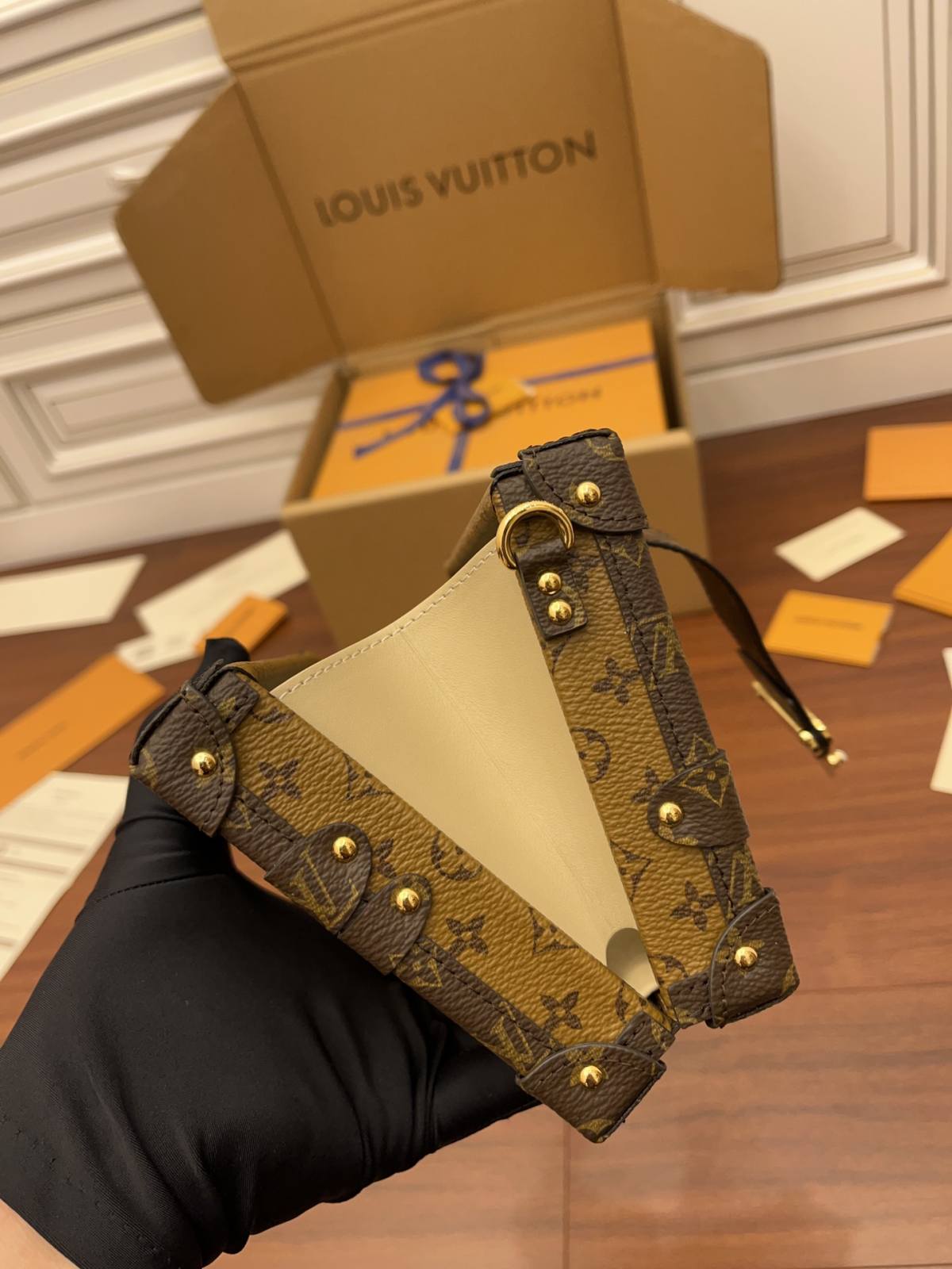 Ellebag’s Expert Replication: Louis Vuitton Classic Soft Trunk Bag (M44154) in Monogram Reverse Canvas-Umgangatho ogqwesileyo woMgangatho weFake weLouis Vuitton kwiVenkile ye-Intanethi, ibhegi yomyili weReplica ru