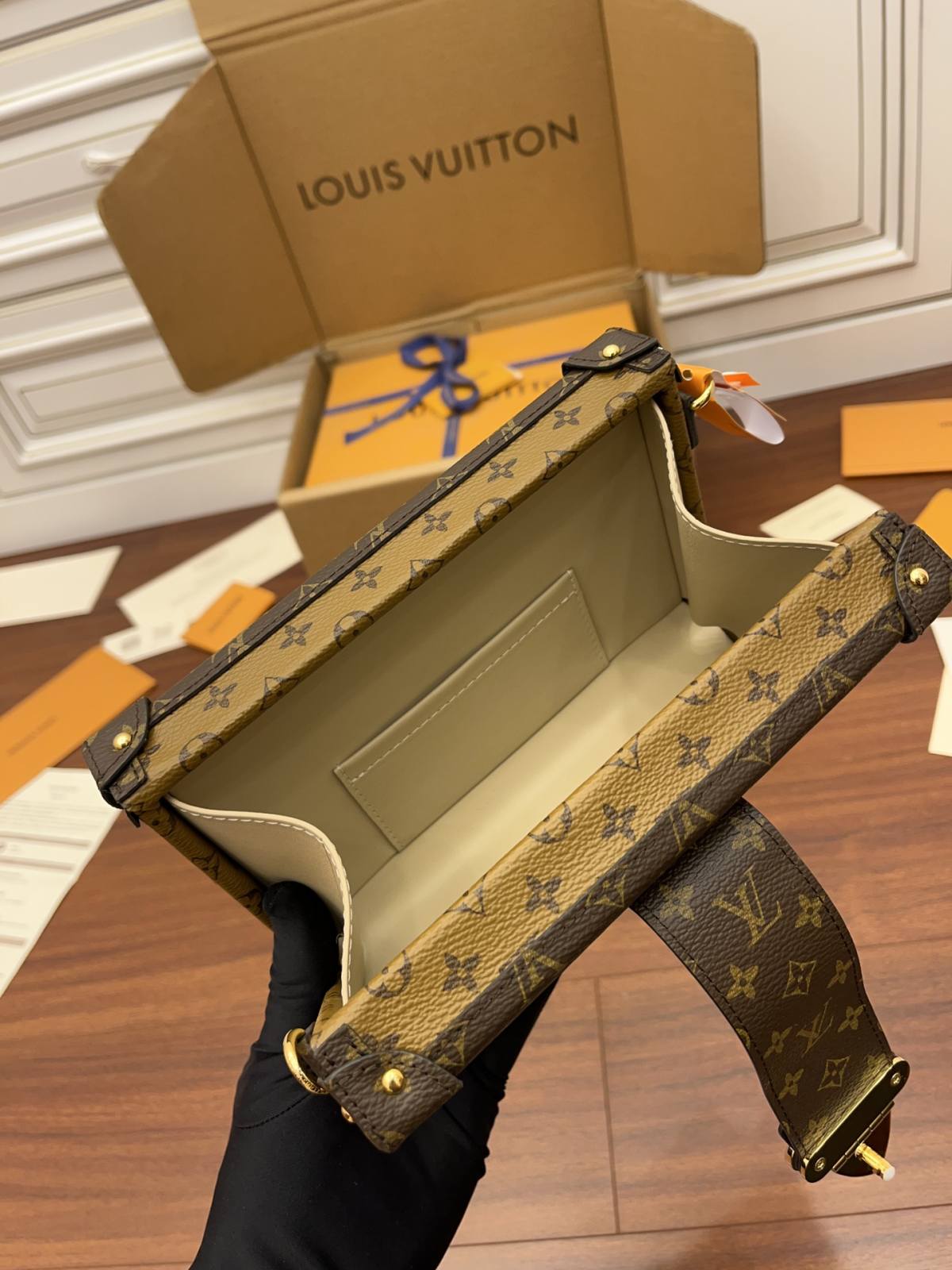 Ellebag’s Expert Replication: Louis Vuitton Classic Soft Trunk Bag (M44154) in Monogram Reverse Canvas-Botiga en línia de bosses falses de Louis Vuitton de millor qualitat, rèplica de bosses de disseny ru