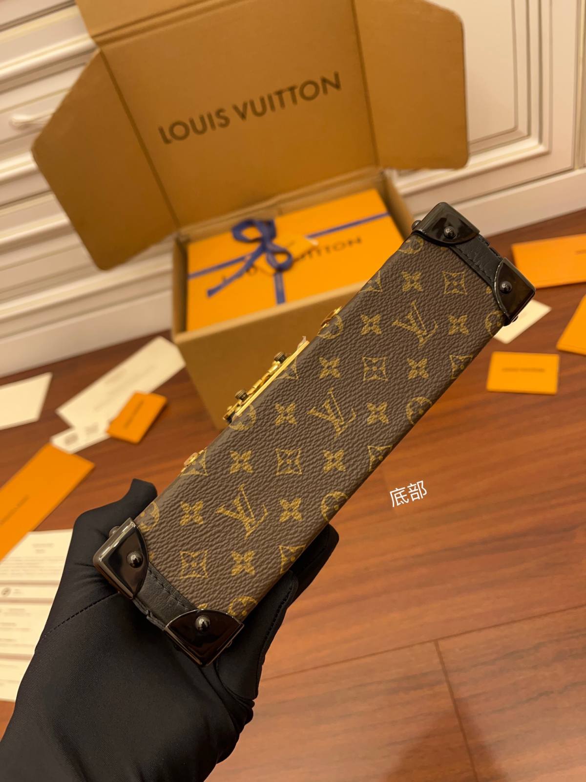 Ellebag’s Expert Replication: Louis Vuitton Petite Malle Shoulder Bag (M44199) in Monogram Fabric-בעסטער קוואַליטעט שווינדל לוי ווויטטאָן באַג אָנליין קראָם, רעפּליקע דיזיינער זעקל רו