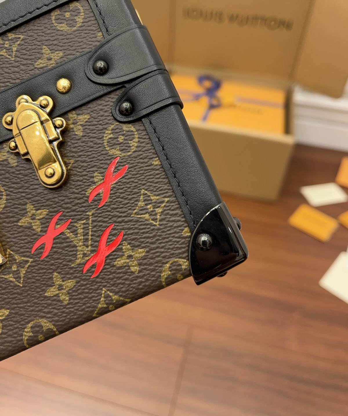 Ellebag’s Expert Replication: Louis Vuitton Petite Malle Shoulder Bag (M44199) in Monogram Fabric-Tayada ugu Fiican ee Louis Vuitton Boorsada Online Store, Bac naqshadeeye nuqul ah