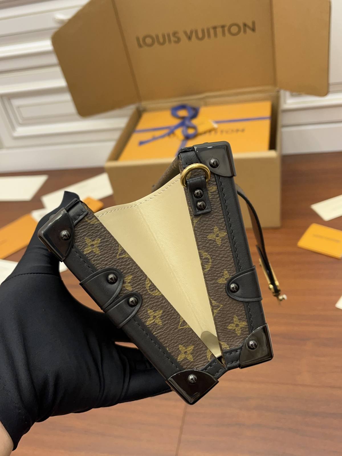 Ellebag’s Expert Replication: Louis Vuitton Petite Malle Shoulder Bag (M44199) in Monogram Fabric-Molemo ka ho Fetisisa Lebenkele la Lebenkele la Marang-rang la Fake Louis Vuitton, Replica designer bag ru