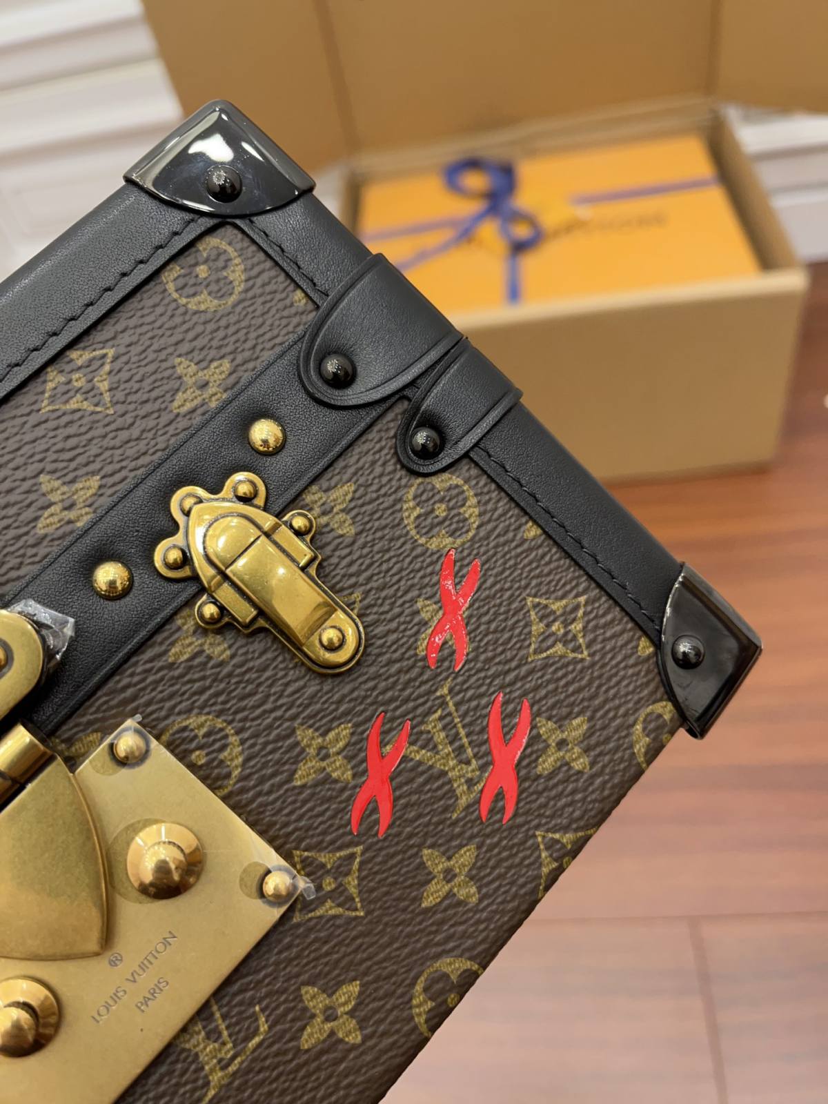 Ellebag’s Expert Replication: Louis Vuitton Petite Malle Shoulder Bag (M44199) in Monogram Fabric-בעסטער קוואַליטעט שווינדל לוי ווויטטאָן באַג אָנליין קראָם, רעפּליקע דיזיינער זעקל רו