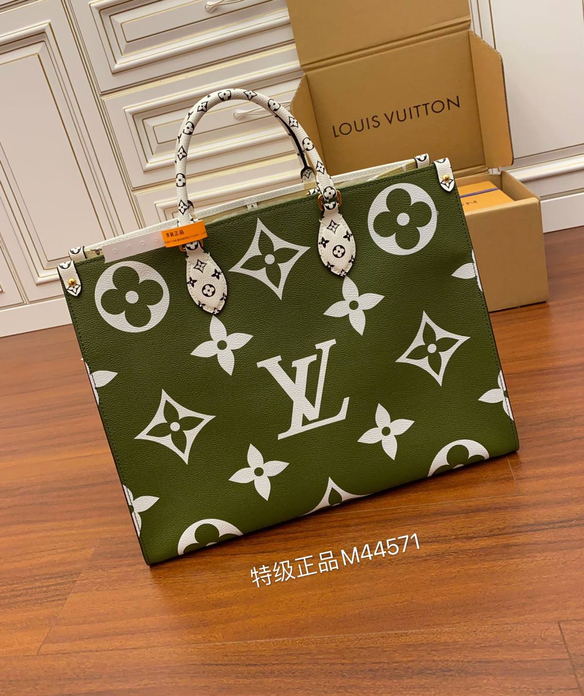 Ellebag Factory’s Expert Replication: Louis Vuitton Onthego Handbag in Monogram Green White (M44571)-بہترین معیار کا جعلی لوئس ووٹن بیگ آن لائن اسٹور، ریپلیکا ڈیزائنر بیگ آر یو