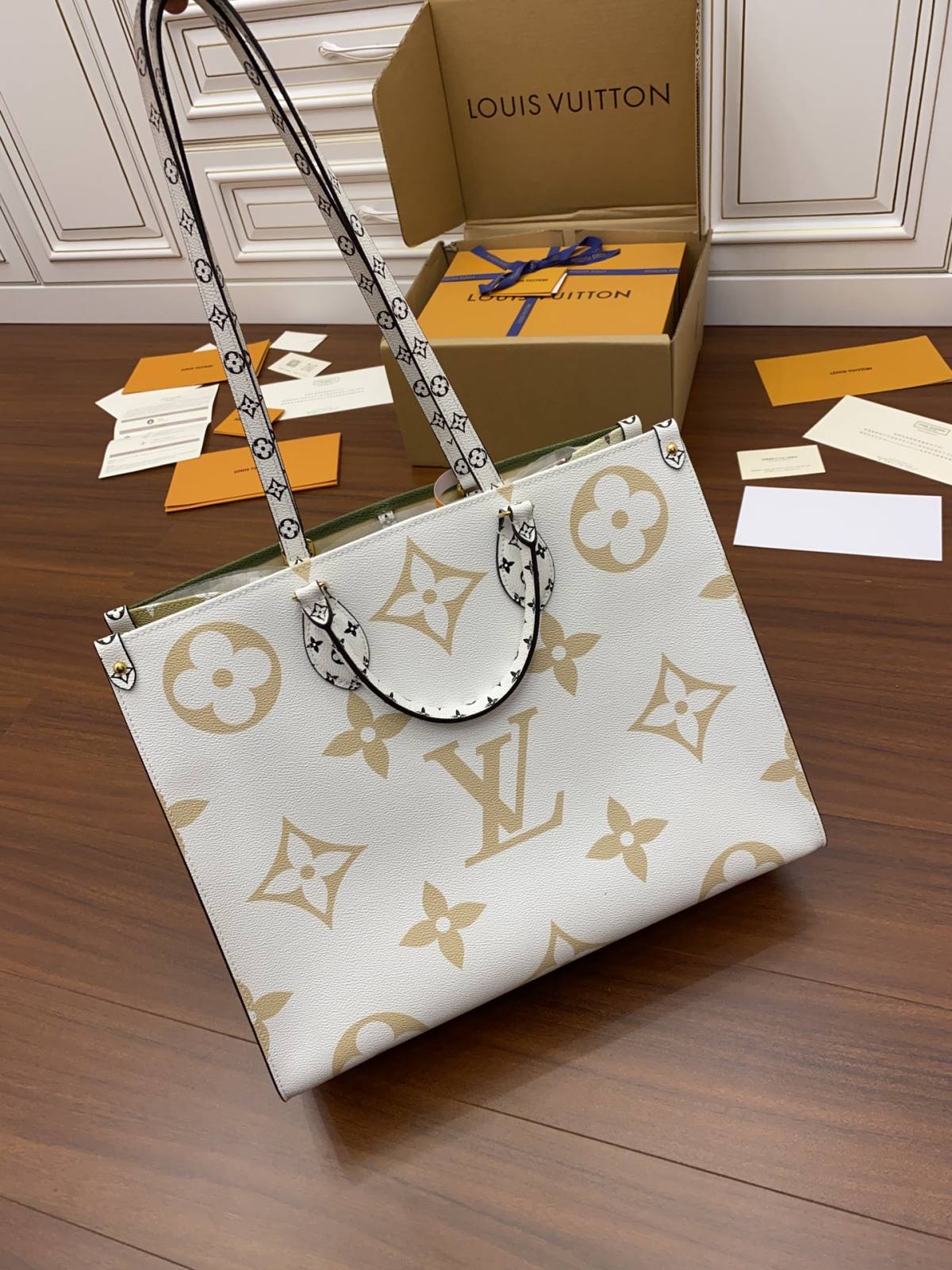 Ellebag Factory’s Expert Replication: Louis Vuitton Onthego Handbag in Monogram Green White (M44571)-بہترین معیار کا جعلی لوئس ووٹن بیگ آن لائن اسٹور، ریپلیکا ڈیزائنر بیگ آر یو