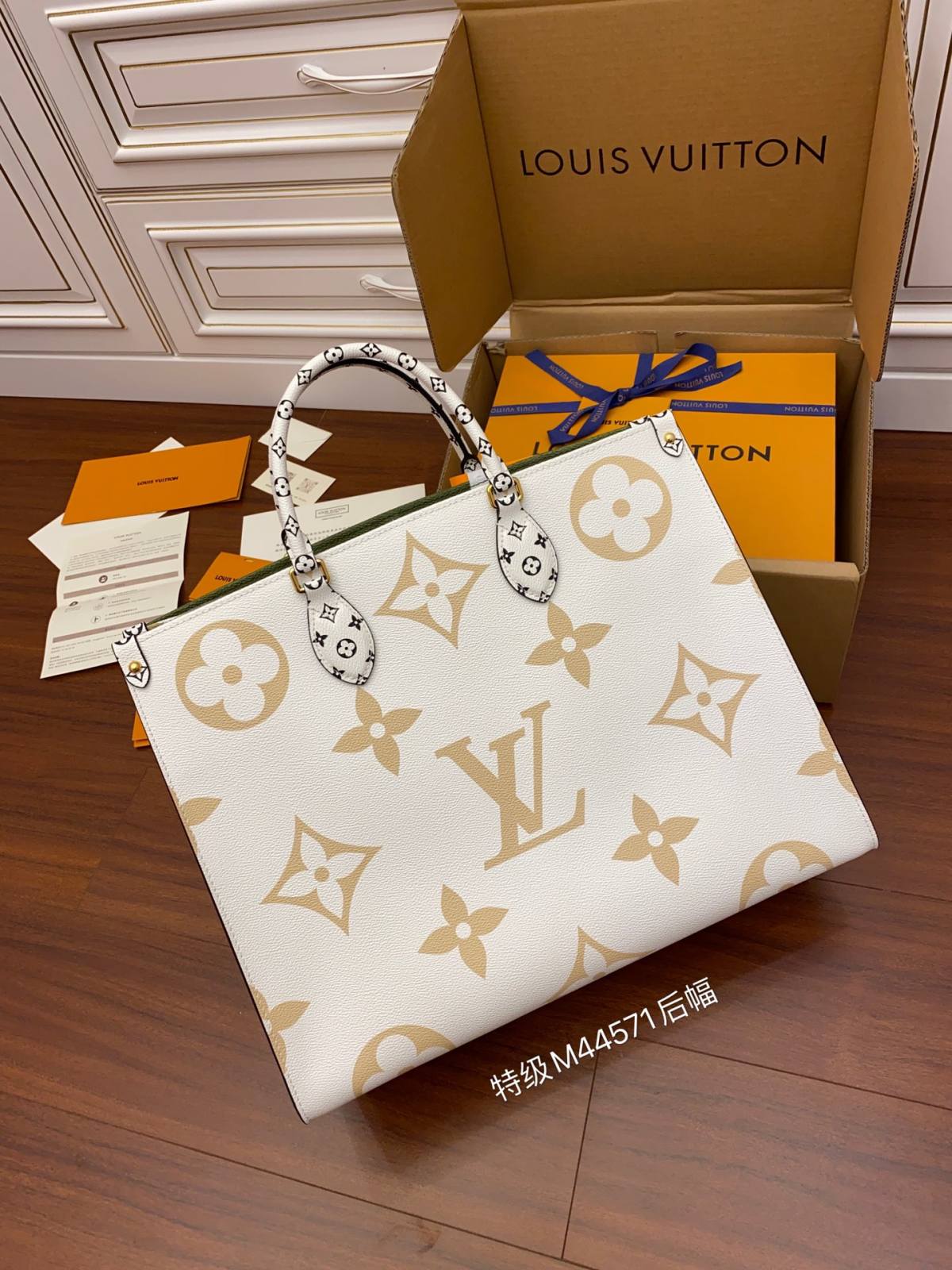 Ellebag Factory’s Expert Replication: Louis Vuitton Onthego Handbag in Monogram Green White (M44571)-بہترین معیار کا جعلی لوئس ووٹن بیگ آن لائن اسٹور، ریپلیکا ڈیزائنر بیگ آر یو