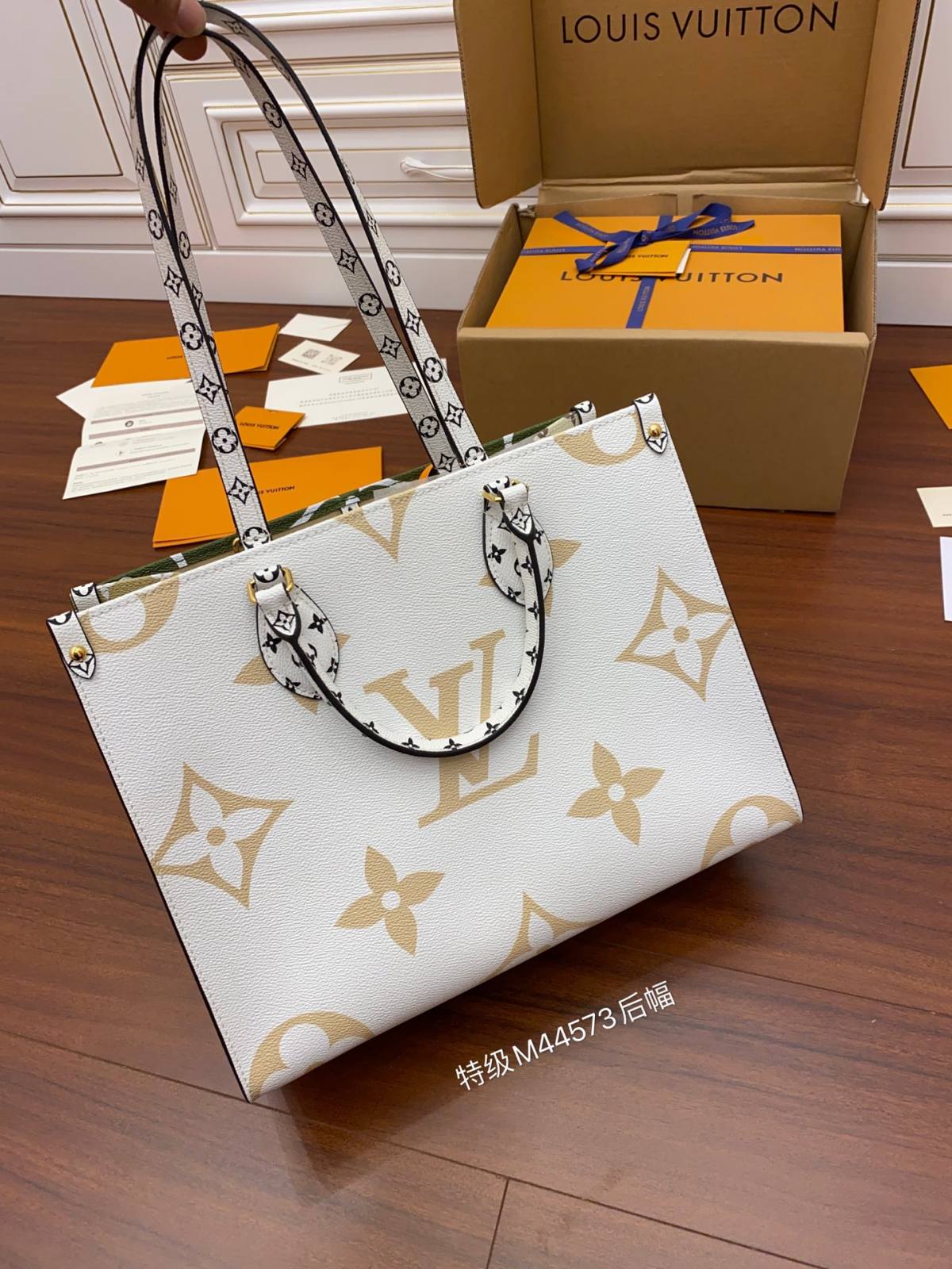 Ellebag Factory’s Expertise in Replicating Louis Vuitton Onthego Monogram White Green Bag (M44573) – 35cm-ຄຸນະພາບທີ່ດີທີ່ສຸດ Fake Louis Vuitton Bag Online Store, Replica designer bag ru