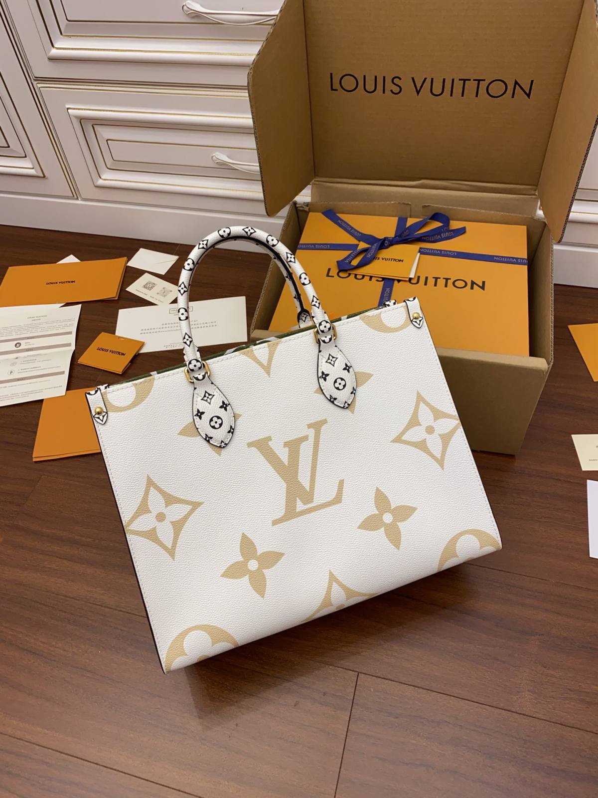 Ellebag Factory’s Expertise in Replicating Louis Vuitton Onthego Monogram White Green Bag (M44573) – 35cm-ຄຸນະພາບທີ່ດີທີ່ສຸດ Fake Louis Vuitton Bag Online Store, Replica designer bag ru