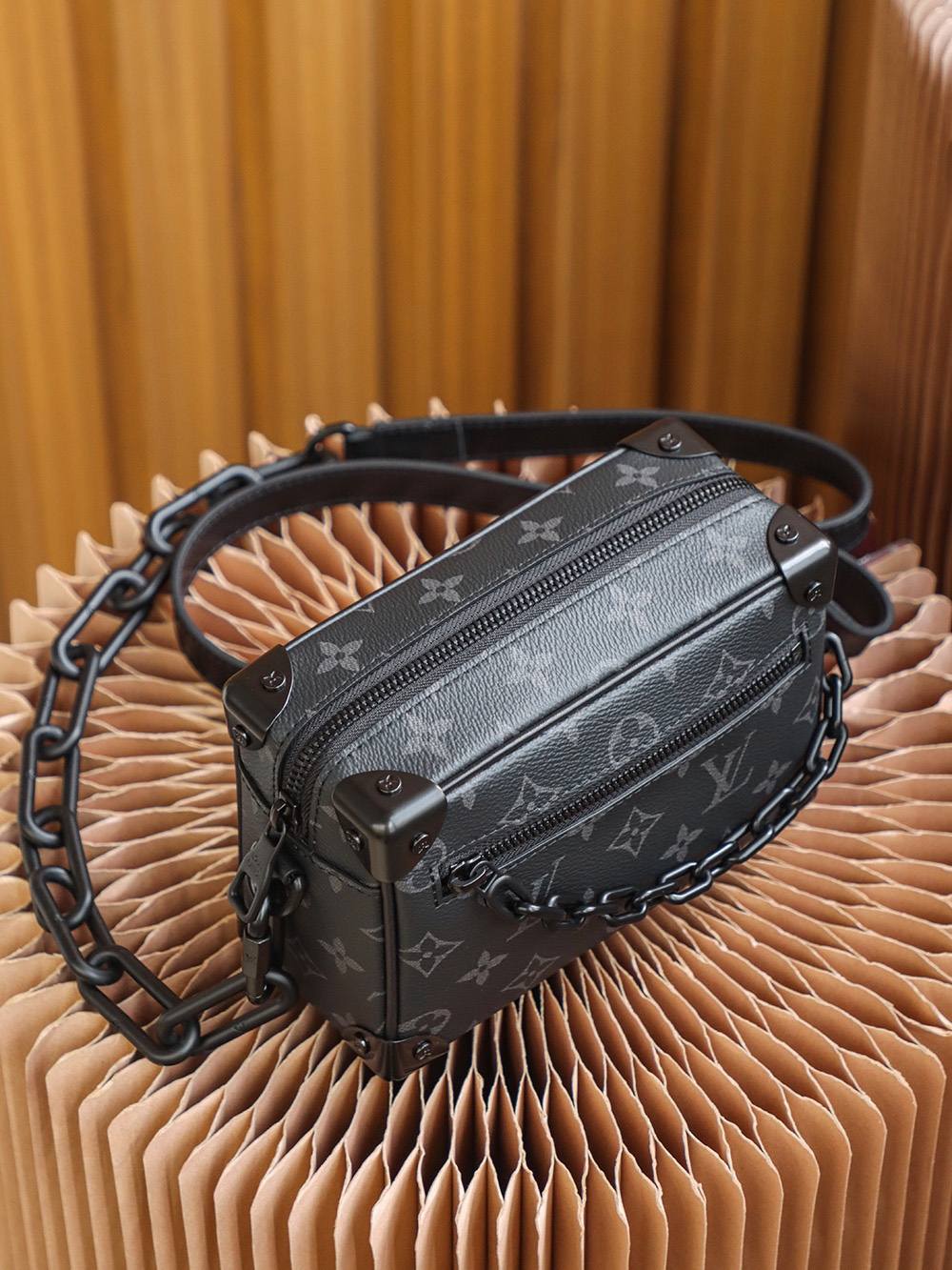 Ellebag Factory’s Expertise in Replicating Louis Vuitton M44735 Monogram Eclipse Black Mini Soft Trunk Handbag-Magazin online de geanți Louis Vuitton fals de cea mai bună calitate, geantă de designer replica ru