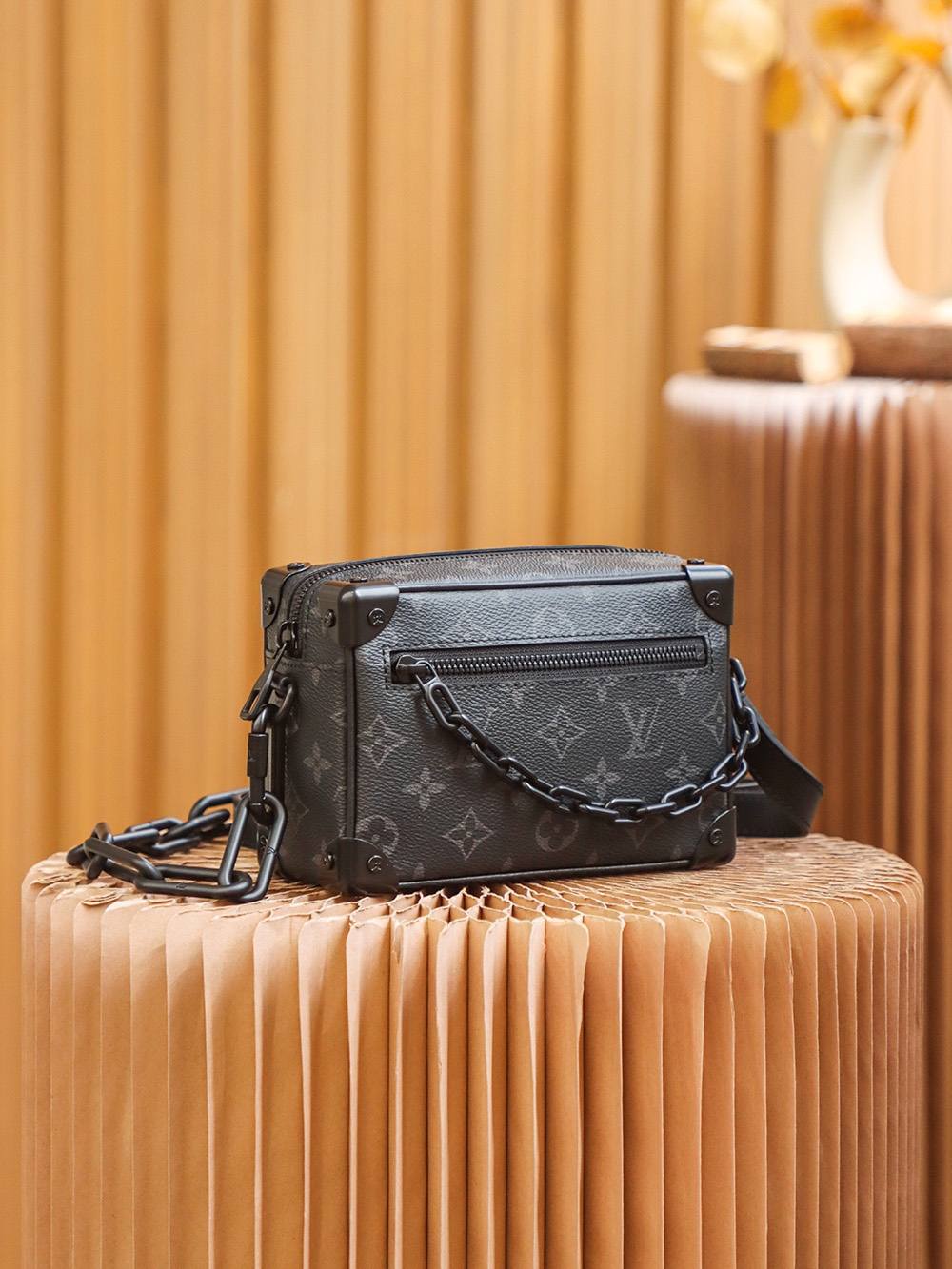 Ellebag Factory’s Expertise in Replicating Louis Vuitton M44735 Monogram Eclipse Black Mini Soft Trunk Handbag-Magazin online de geanți Louis Vuitton fals de cea mai bună calitate, geantă de designer replica ru