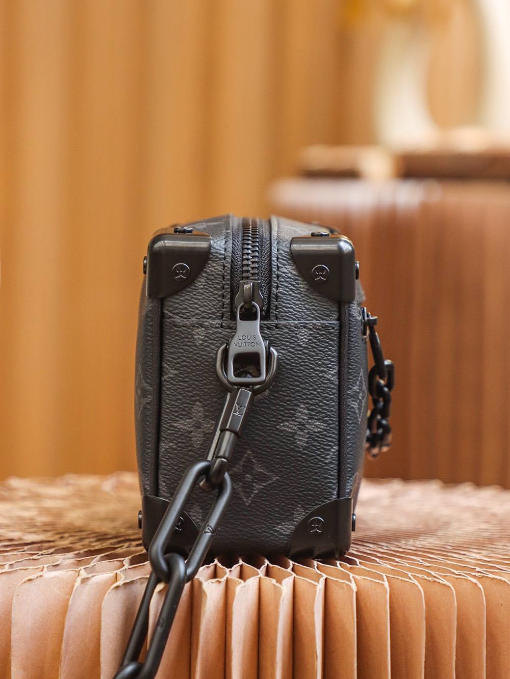 Ellebag Factory’s Expertise in Replicating Louis Vuitton M44735 Monogram Eclipse Black Mini Soft Trunk Handbag-Magazin online de geanți Louis Vuitton fals de cea mai bună calitate, geantă de designer replica ru