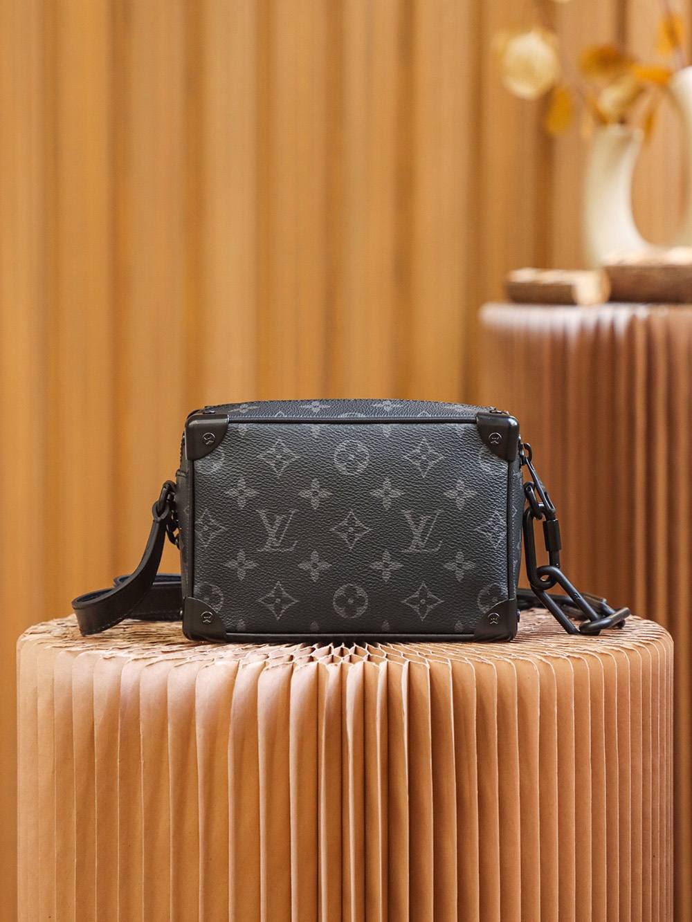 Ellebag Factory’s Expertise in Replicating Louis Vuitton M44735 Monogram Eclipse Black Mini Soft Trunk Handbag-Інтэрнэт-крама падробленай сумкі Louis Vuitton лепшай якасці, рэплікі дызайнерскай сумкі ru