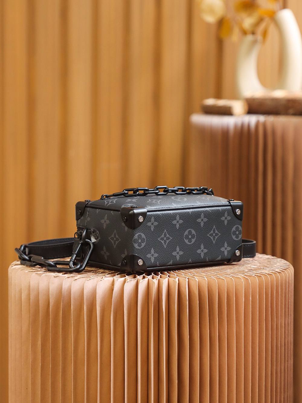 Ellebag Factory’s Expertise in Replicating Louis Vuitton M44735 Monogram Eclipse Black Mini Soft Trunk Handbag-Paras laatu väärennetty Louis Vuitton laukku verkkokauppa, replika suunnittelija laukku ru