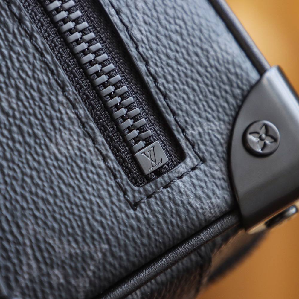 Ellebag Factory’s Expertise in Replicating Louis Vuitton M44735 Monogram Eclipse Black Mini Soft Trunk Handbag-最高品質の偽のルイヴィトンバッグオンラインストア、レプリカデザイナーバッグru