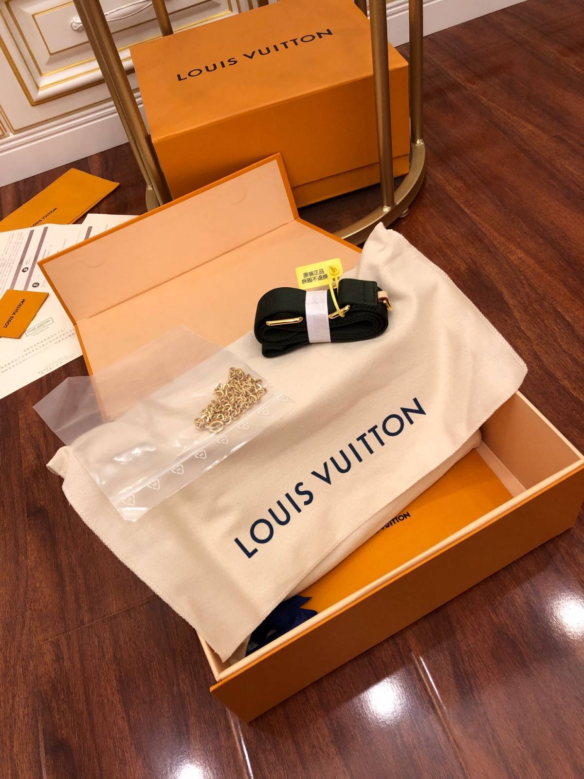 Ellebag Factory’s Expert Replication of Louis Vuitton MULTI POCHETTE ACCESSORIES (M44813) Green-Tulaga sili ona lelei Fake Louis Vuitton Bag Faleoloa i luga ole laiga, Replica designer bag ru