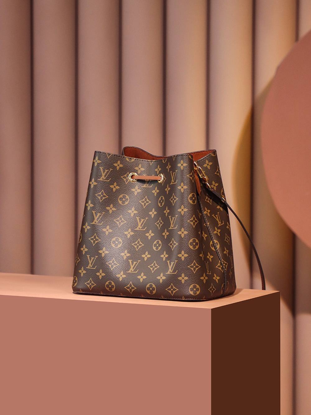 Ellebag Factory’s Replication Craftsmanship for Louis Vuitton NeoNoe Bucket Bag in Caramel (M44887)-Bescht Qualitéit Fake Louis Vuitton Bag Online Store, Replica Designer Bag ru