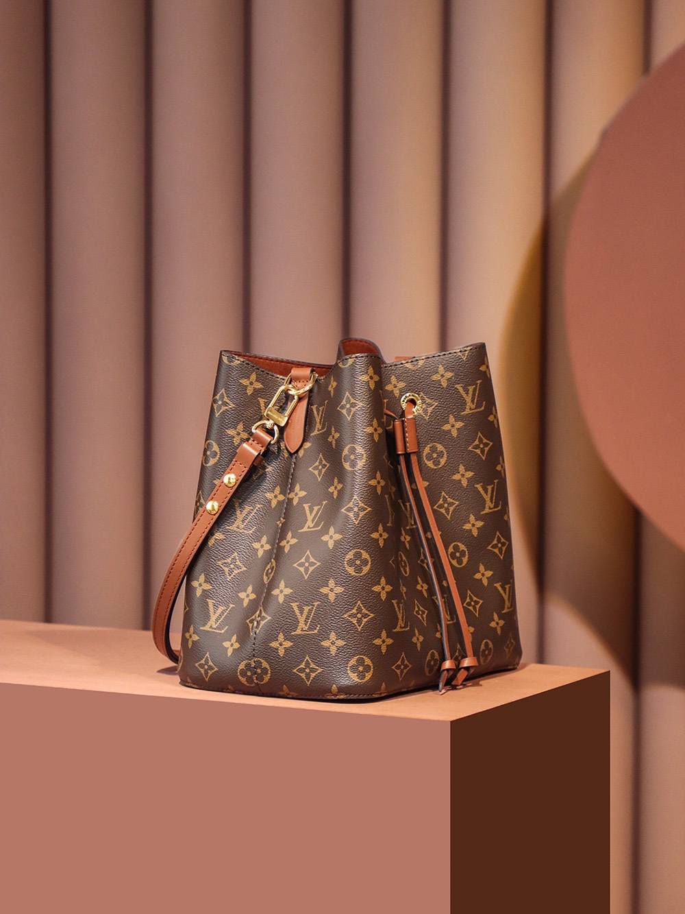 Ellebag Factory’s Replication Craftsmanship for Louis Vuitton NeoNoe Bucket Bag in Caramel (M44887)-Pangalusna kualitas palsu Louis Vuitton Kantong Toko Online, Replica desainer kantong ru