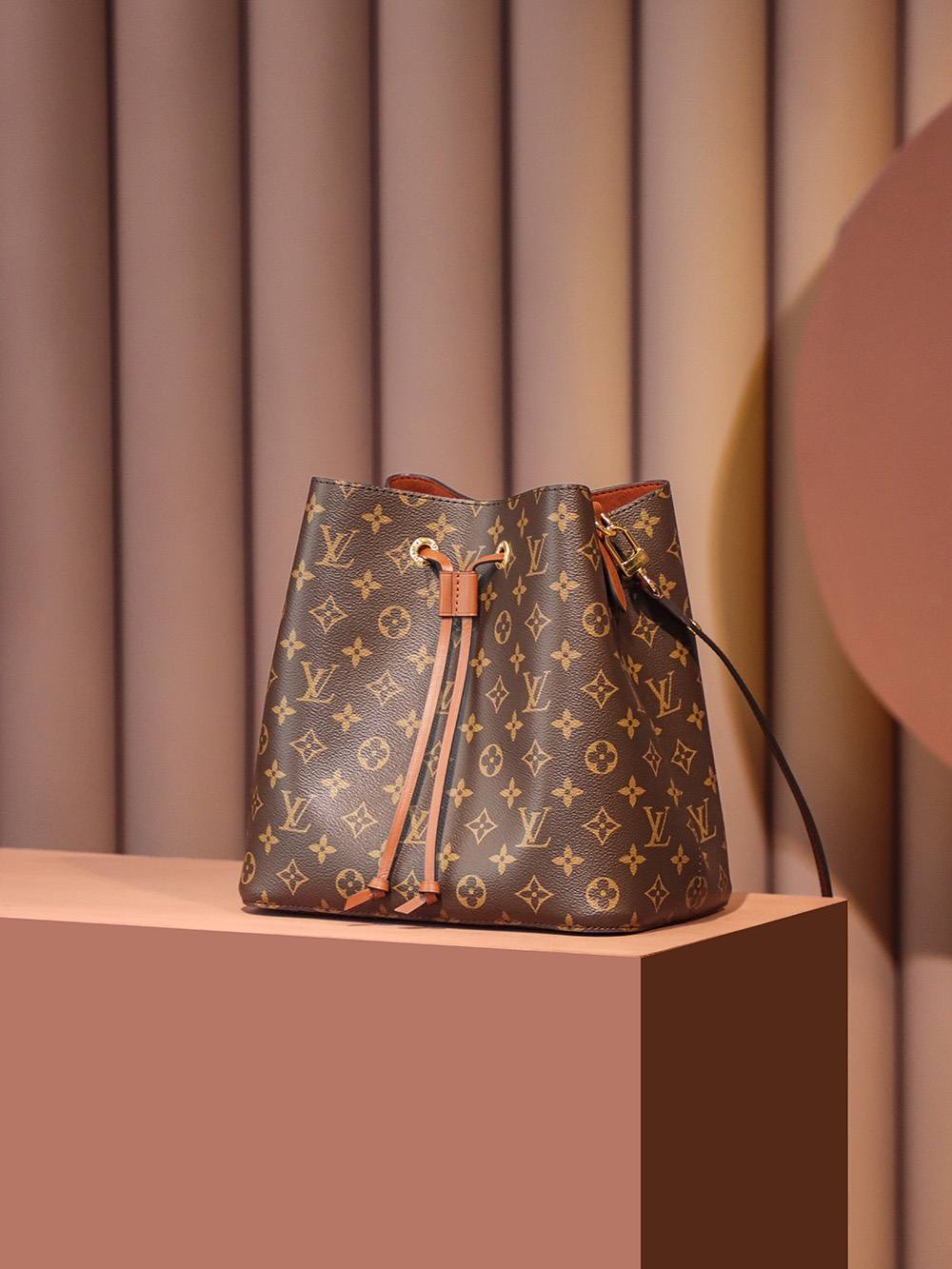 Ellebag Factory’s Replication Craftsmanship for Louis Vuitton NeoNoe Bucket Bag in Caramel (M44887)-Najlepsza jakość fałszywych torebek Louis Vuitton Sklep internetowy, projektant repliki torebki ru