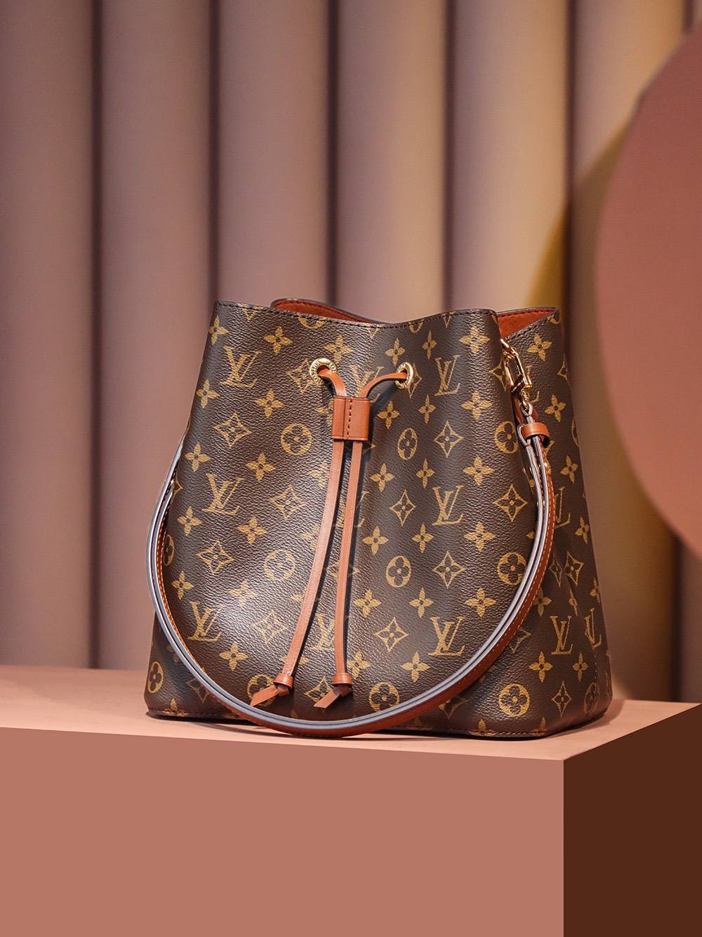 Ellebag Factory’s Replication Craftsmanship for Louis Vuitton NeoNoe Bucket Bag in Caramel (M44887)-Duka la Mtandaoni la Begi Bandia ya Louis Vuitton ya Ubora, Begi la wabuni wa Replica ru