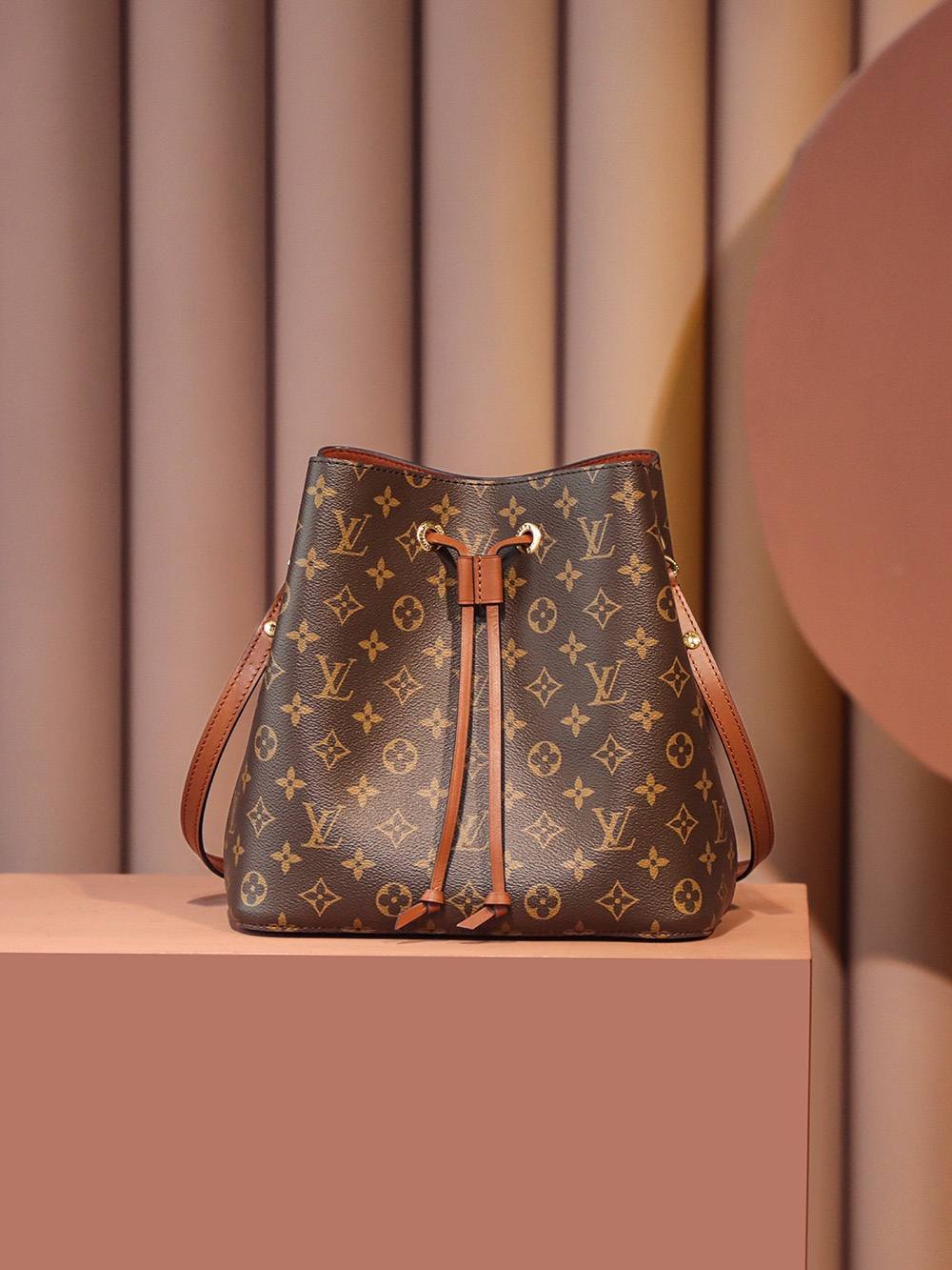 Ellebag Factory’s Replication Craftsmanship for Louis Vuitton NeoNoe Bucket Bag in Caramel (M44887)-Najlepsza jakość fałszywych torebek Louis Vuitton Sklep internetowy, projektant repliki torebki ru