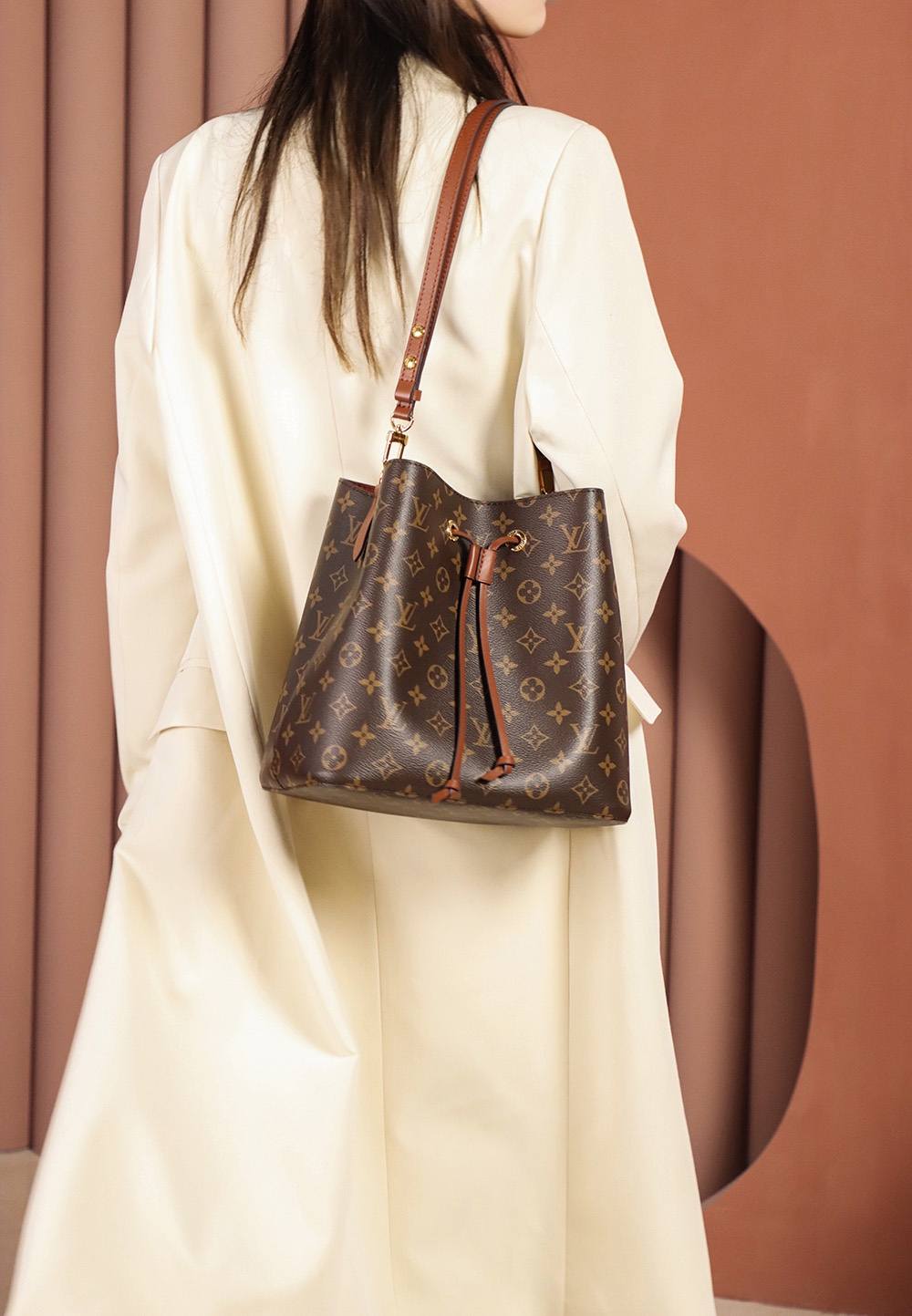 Ellebag Factory’s Replication Craftsmanship for Louis Vuitton NeoNoe Bucket Bag in Caramel (M44887)-Bescht Qualitéit Fake Louis Vuitton Bag Online Store, Replica Designer Bag ru