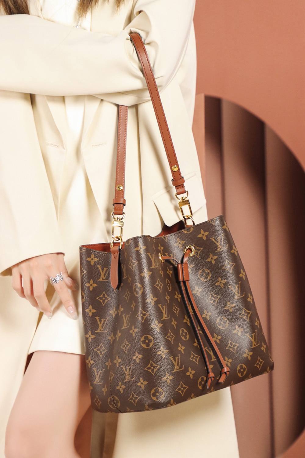 Ellebag Factory’s Replication Craftsmanship for Louis Vuitton NeoNoe Bucket Bag in Caramel (M44887)-Najlepsza jakość fałszywych torebek Louis Vuitton Sklep internetowy, projektant repliki torebki ru