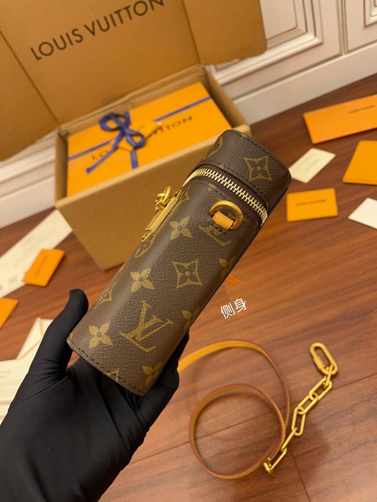 Ellebag Factory’s Replication Craftsmanship for Louis Vuitton PHONE BOX Handbag (M44914)-Negozio in linea della borsa falsa di Louis Vuitton di migliore qualità, borsa del progettista della replica ru