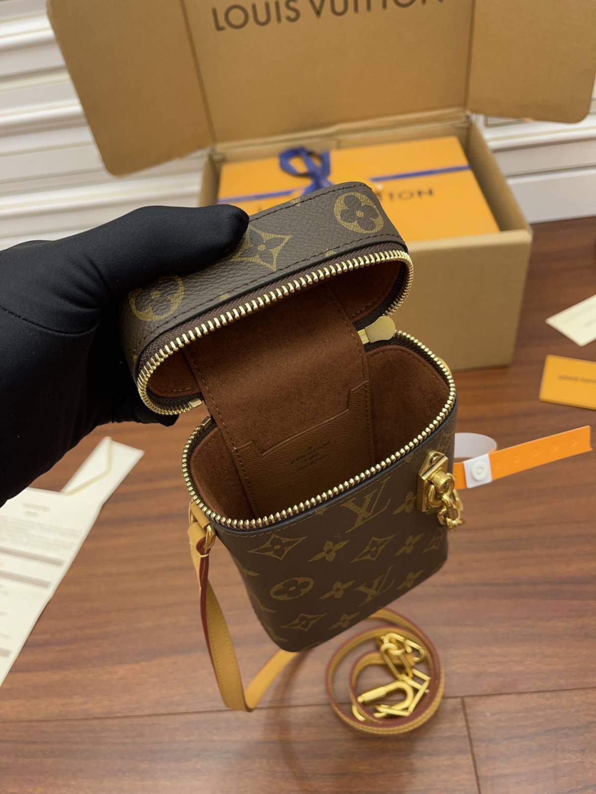 Ellebag Factory’s Replication Craftsmanship for Louis Vuitton PHONE BOX Handbag (M44914)-Negozio in linea della borsa falsa di Louis Vuitton di migliore qualità, borsa del progettista della replica ru